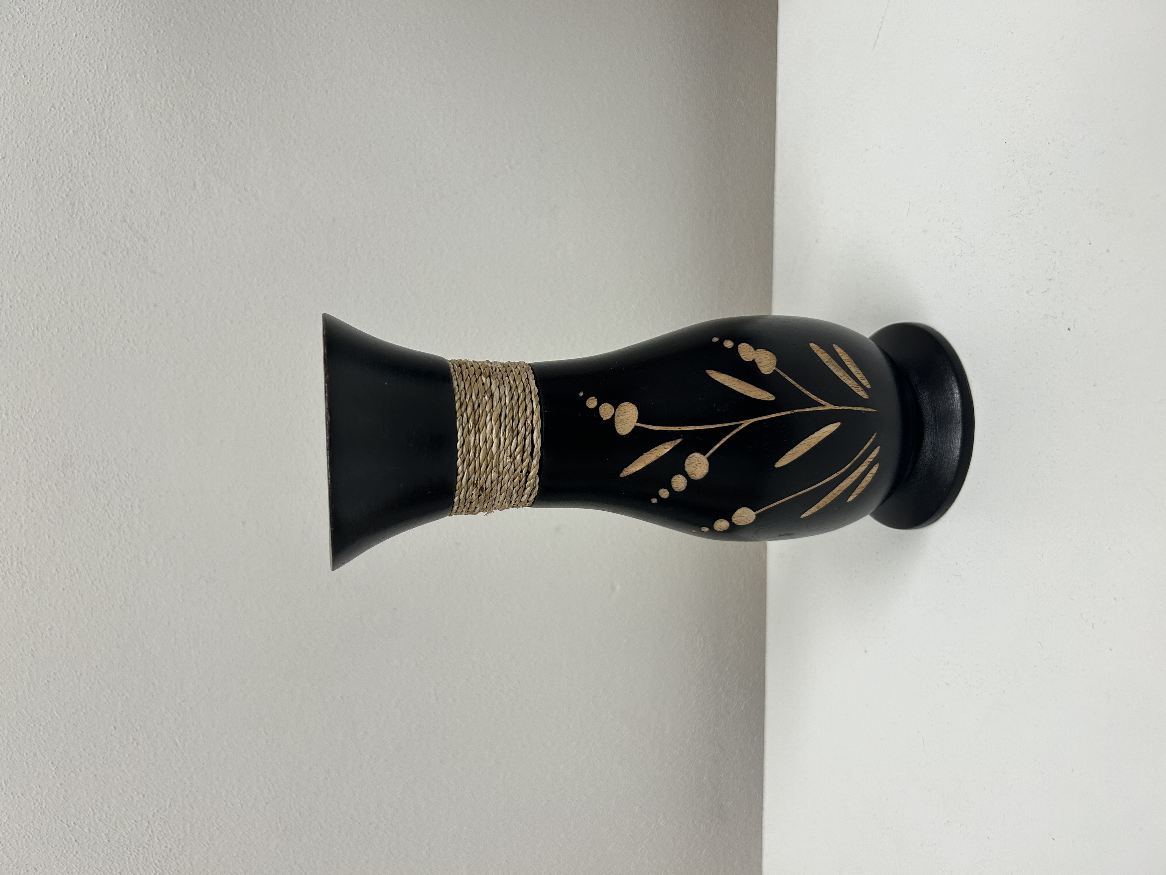 Černá dřevěná váza s jutovým opletem