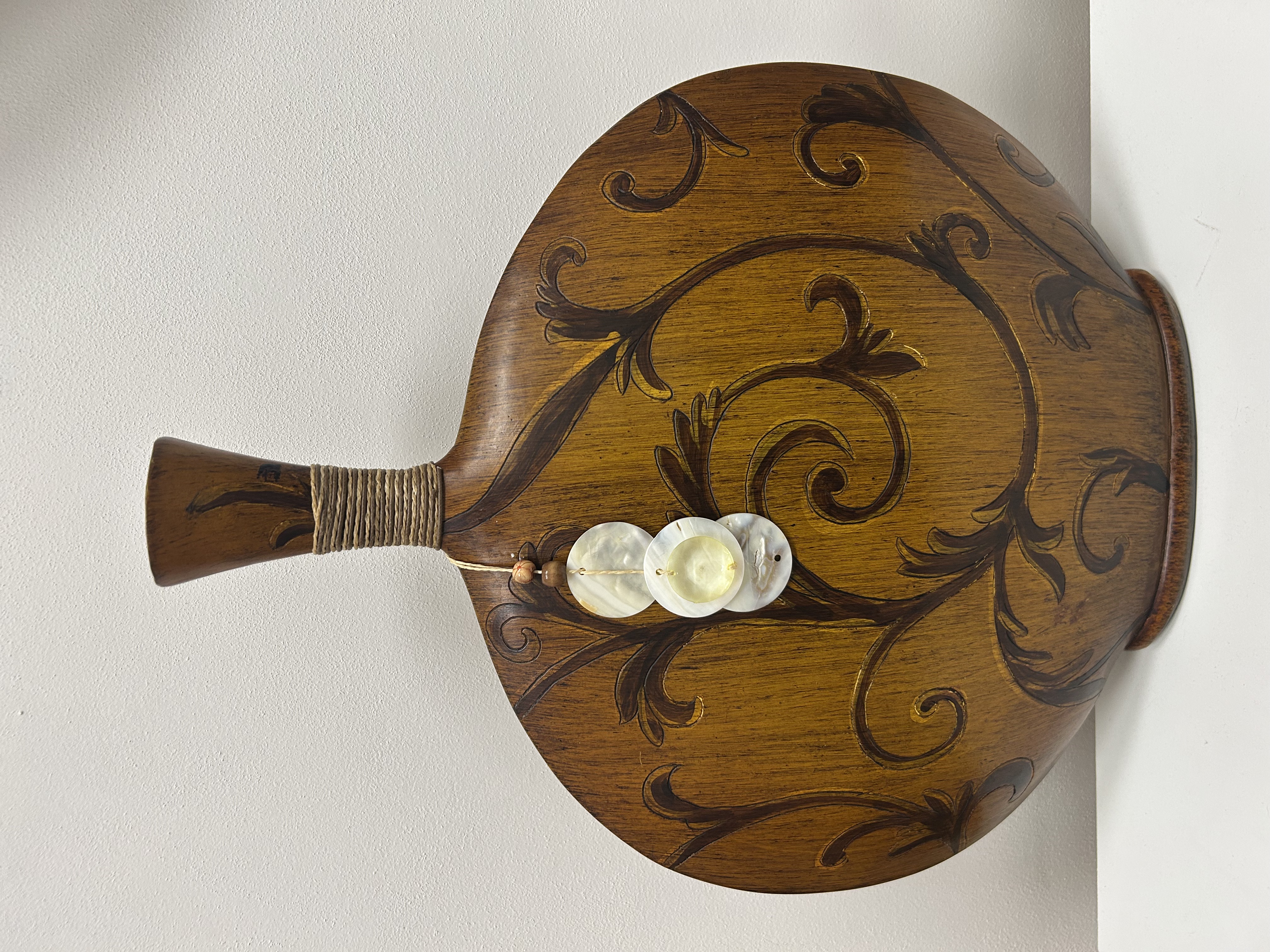 Dřevěná váza s vyřezávaným akantovým dekorem