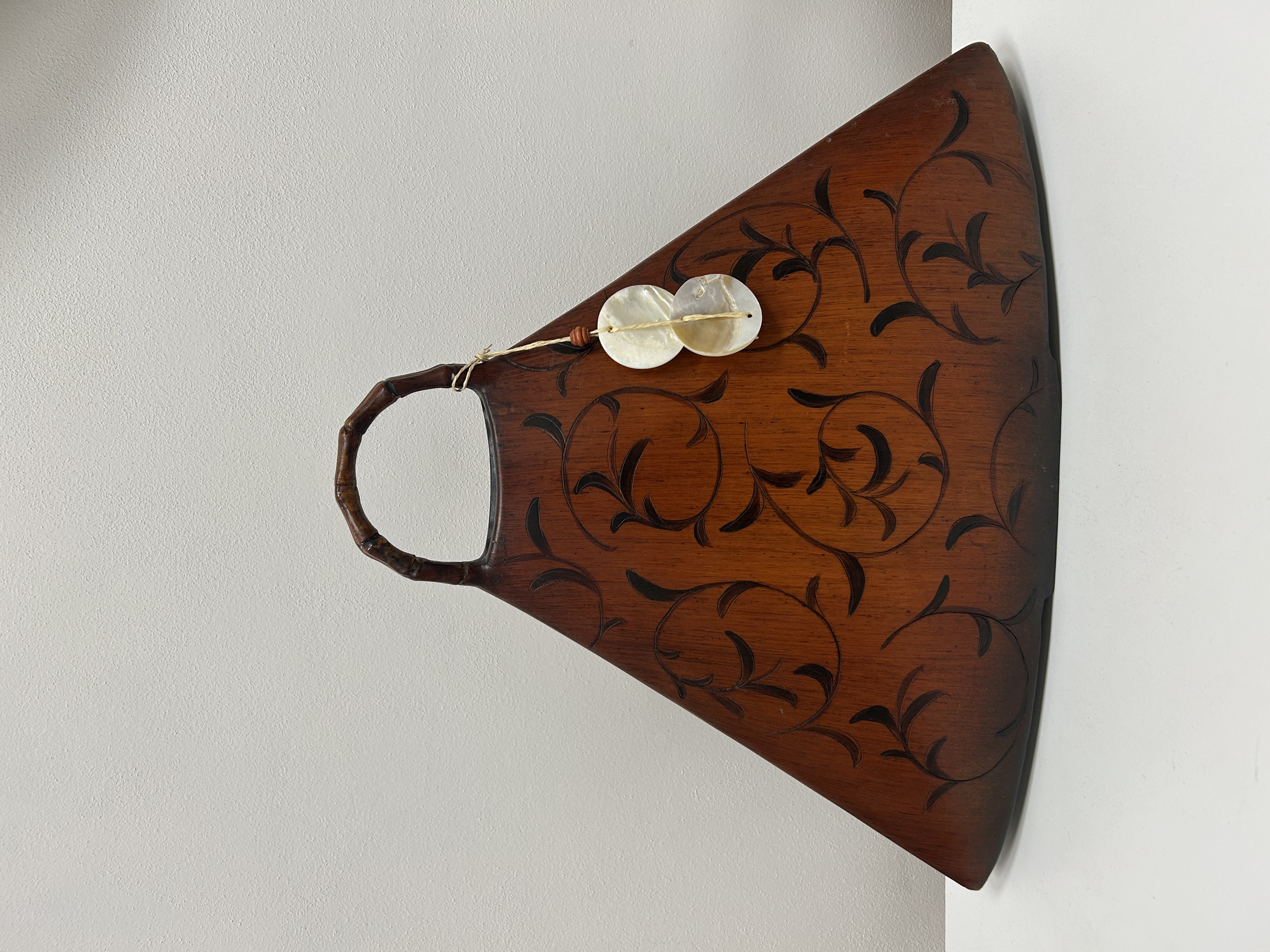 Trojúhelníková dřevěná váza s bambusovým uchem