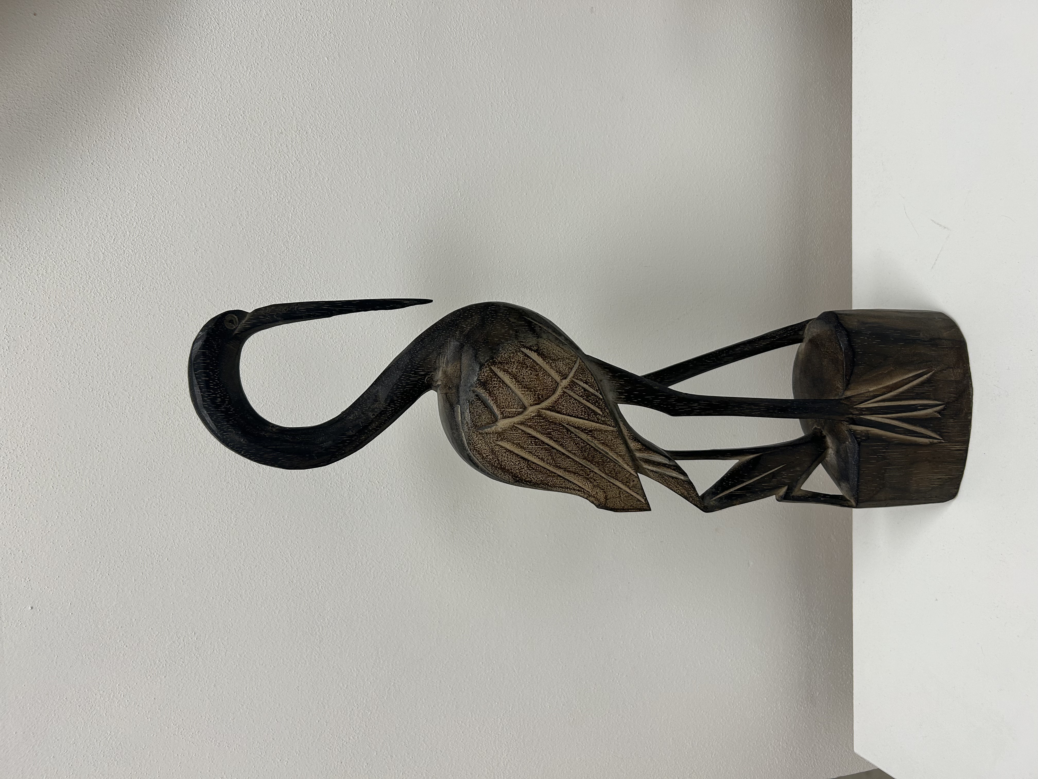 Dřevěná socha volavky — tmavá