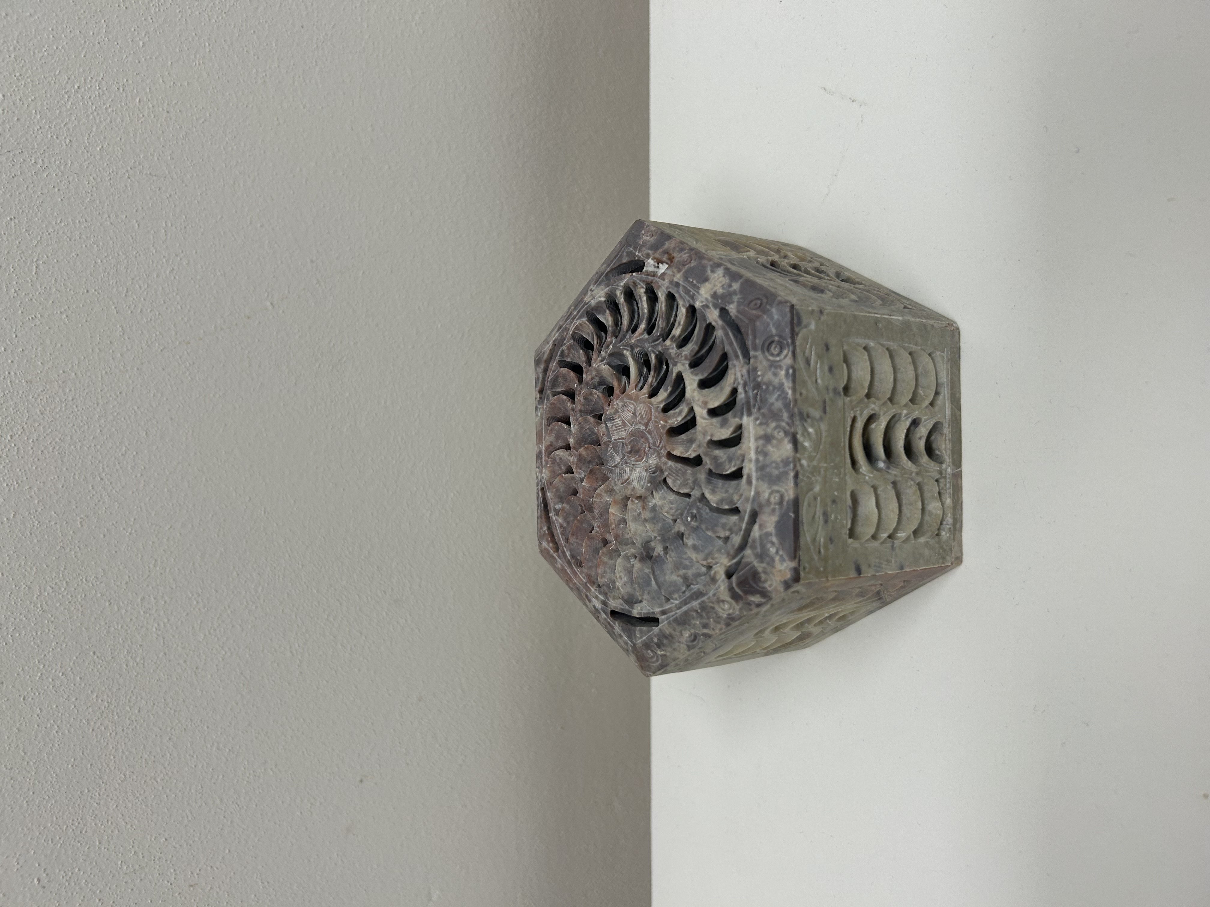 Šestihranná škatulka — vyřezávaný kámen