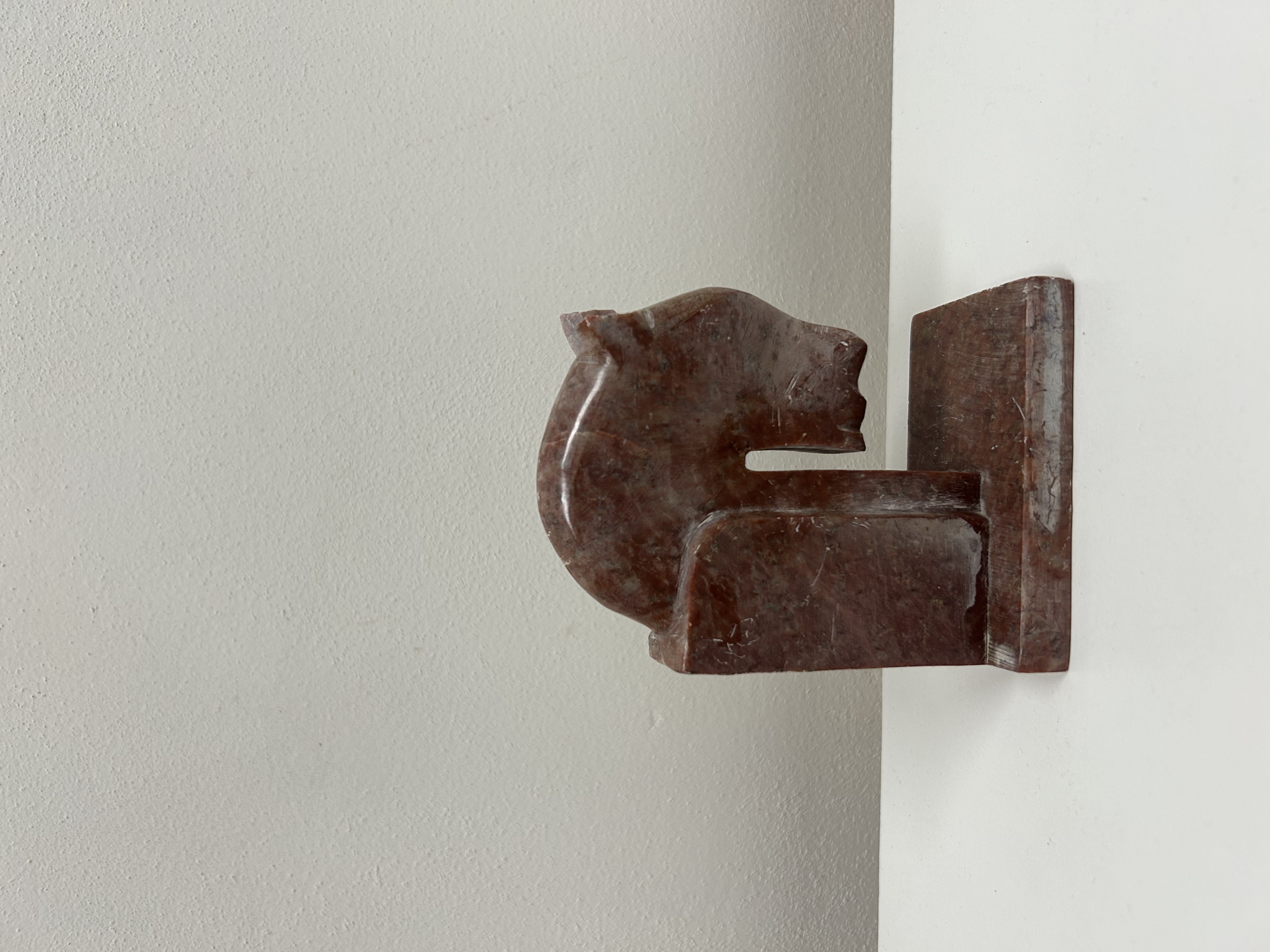 Zarážka na knihy — koňská hlava, kámen