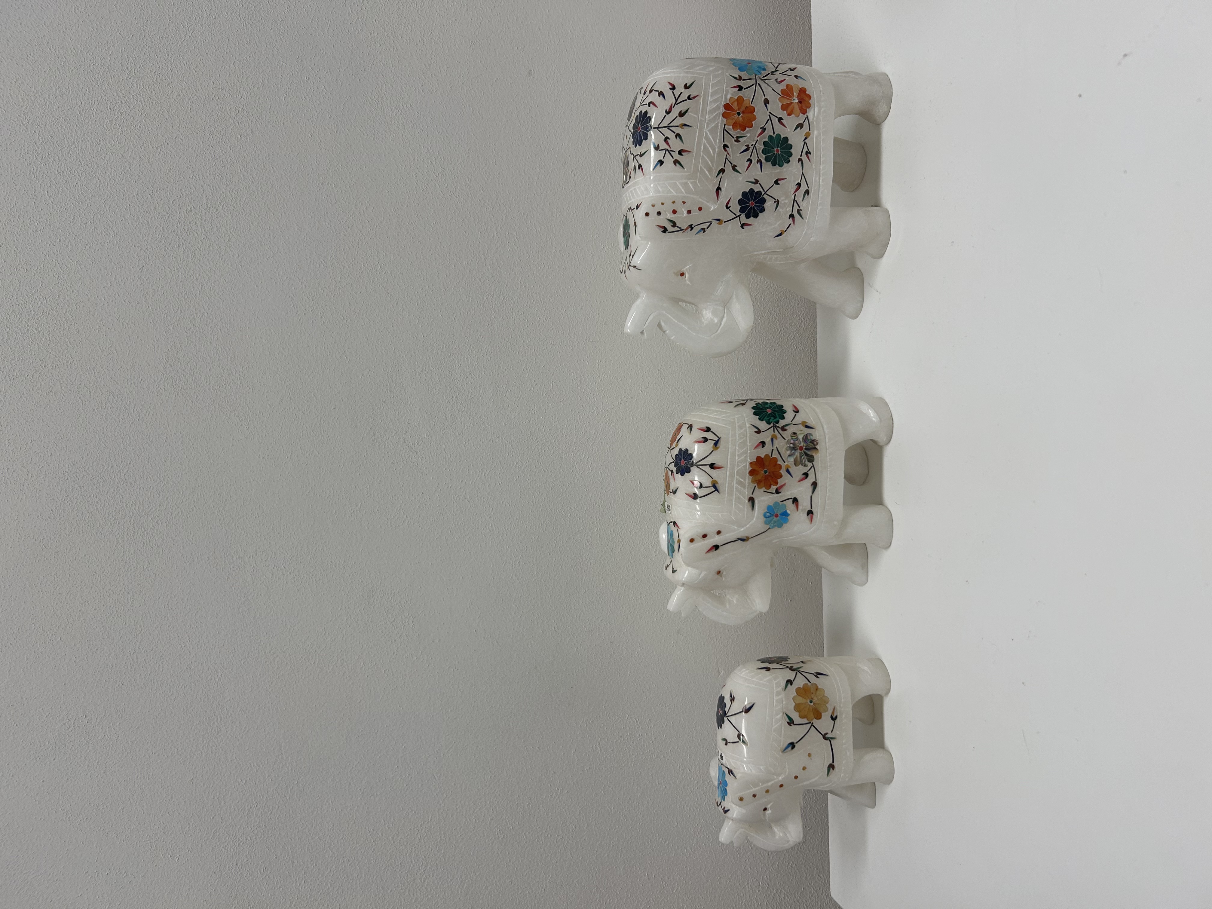 Sada 3 slonů — bílý mramor s polodrahokamy