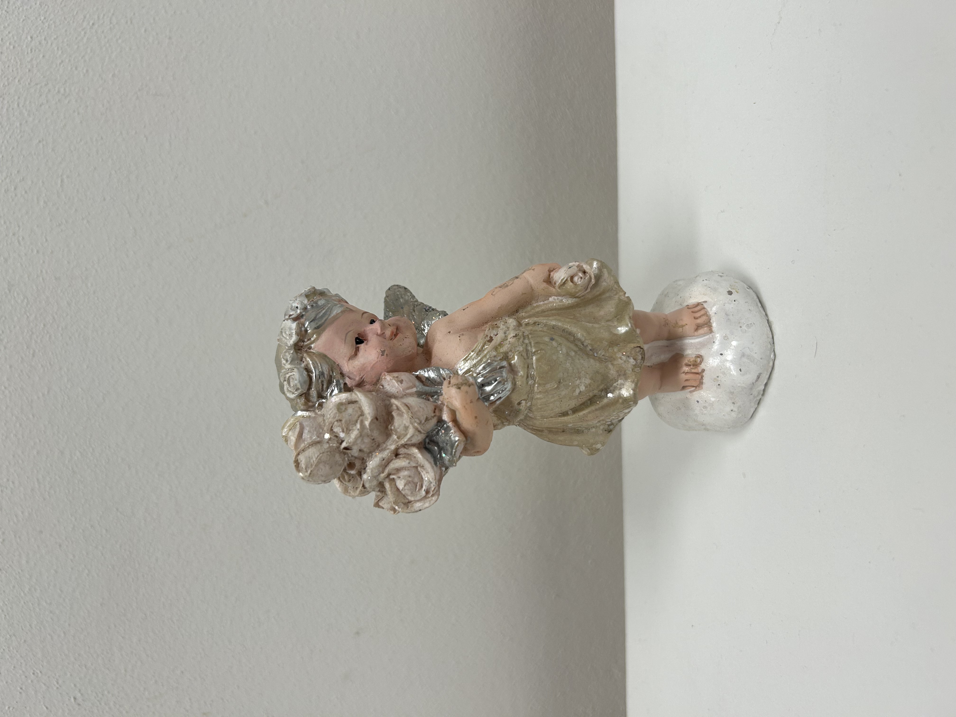 Andílek s růžemi — stříbrno-zlatá patina