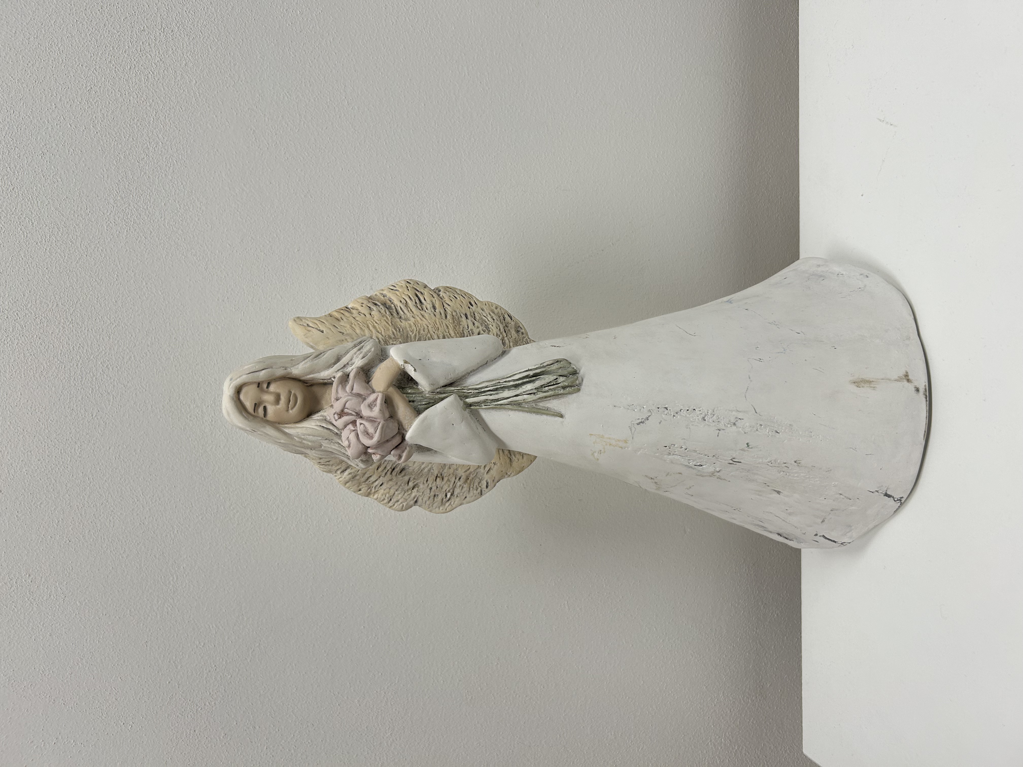 Velký anděl s růžemi — bílá patina