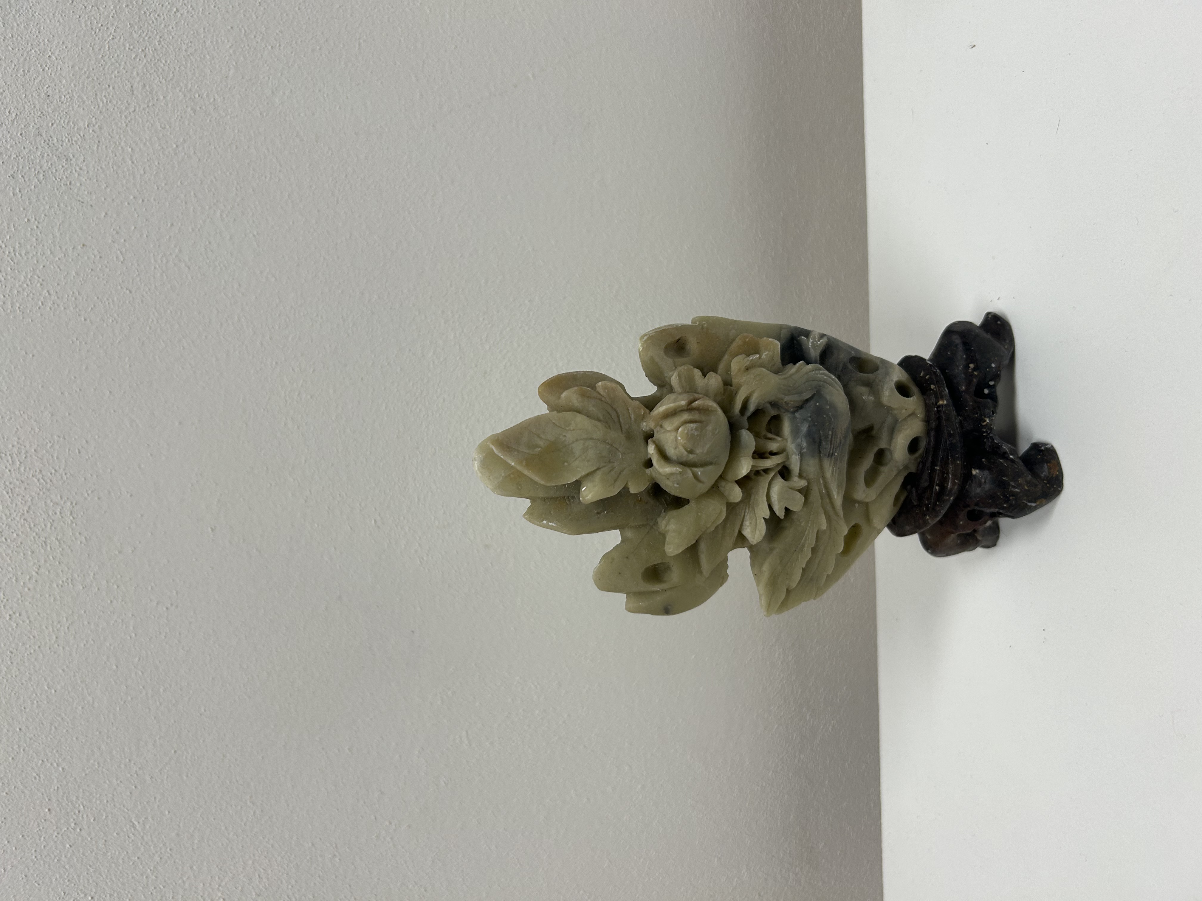 Čínská kamenná řezba — květ s motýlem