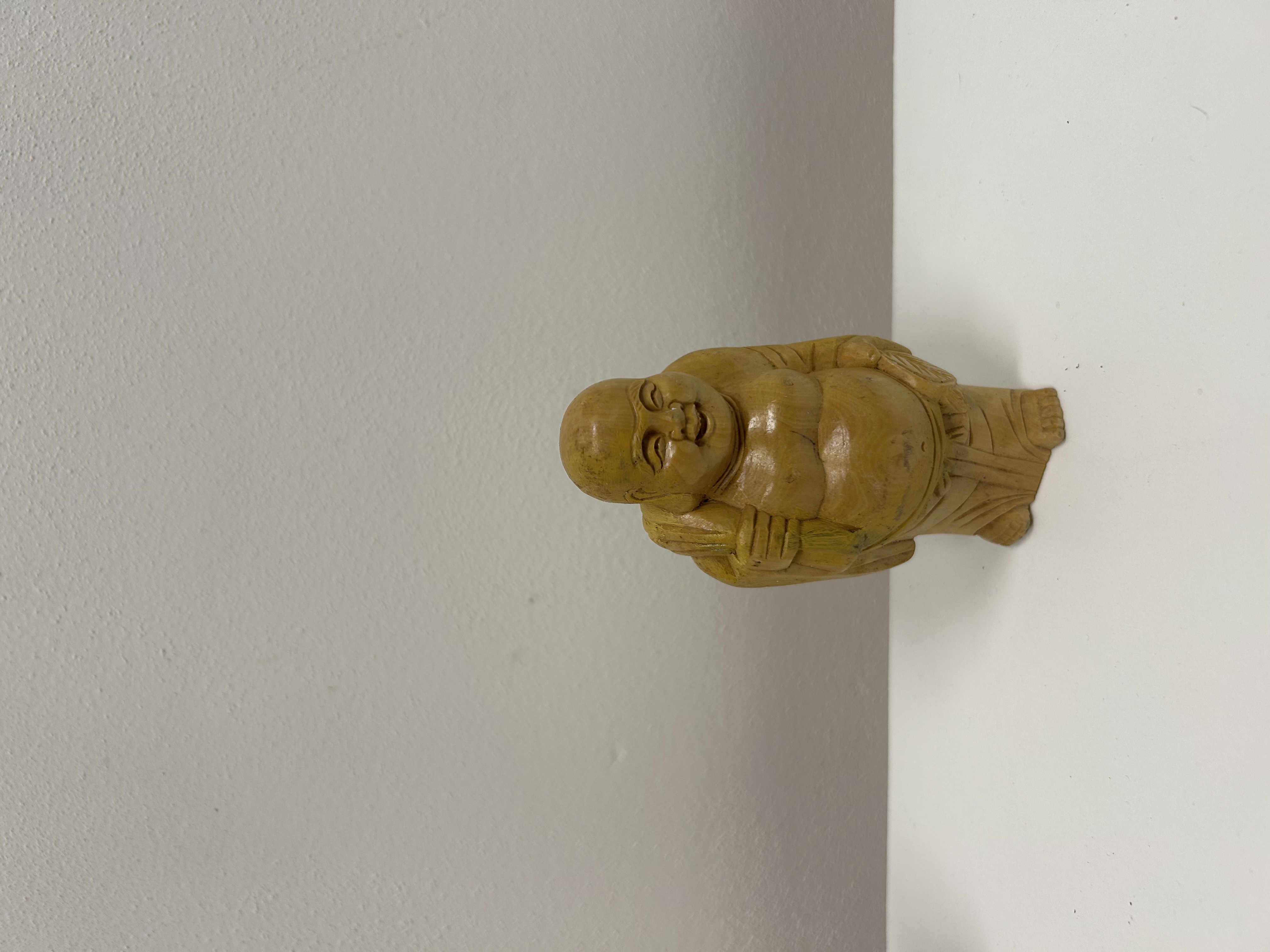 Smějící se Buddha — ručně řezaný kámen