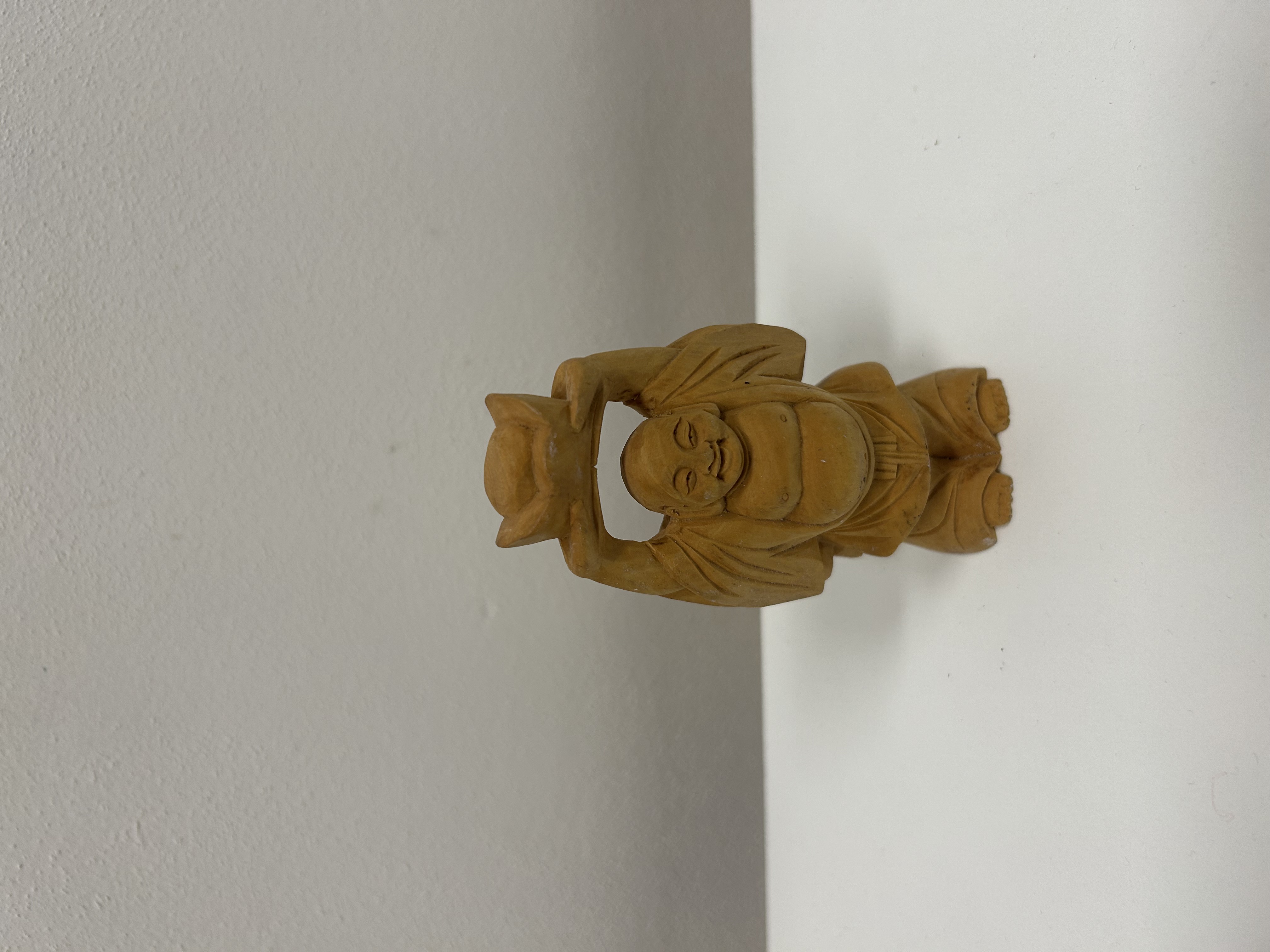 Smějící se Buddha s ingoty — ručně řezané dřevo