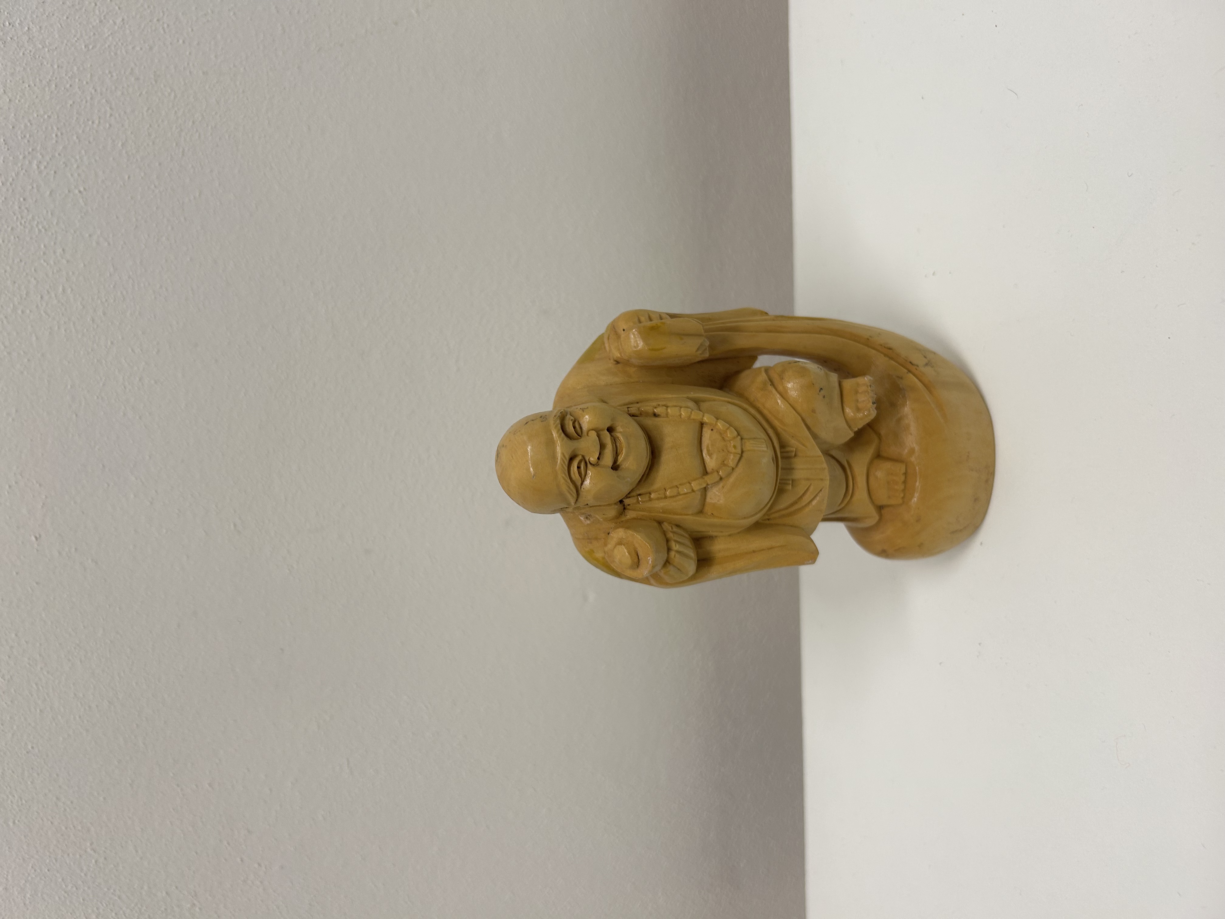 Smějící se Buddha s růžencem — ručně řezané dřevo