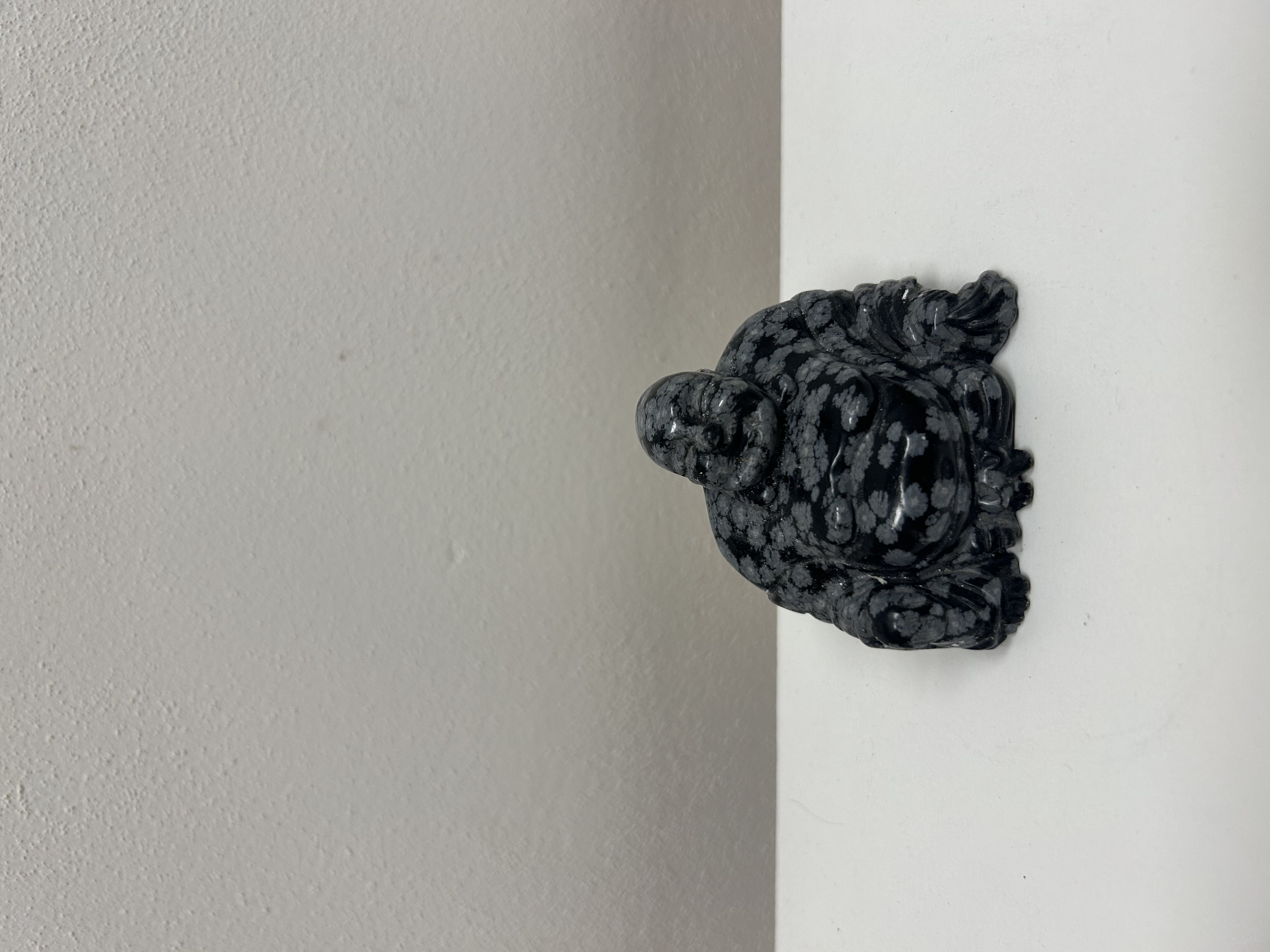 Sedící Buddha — sněžný obsidián