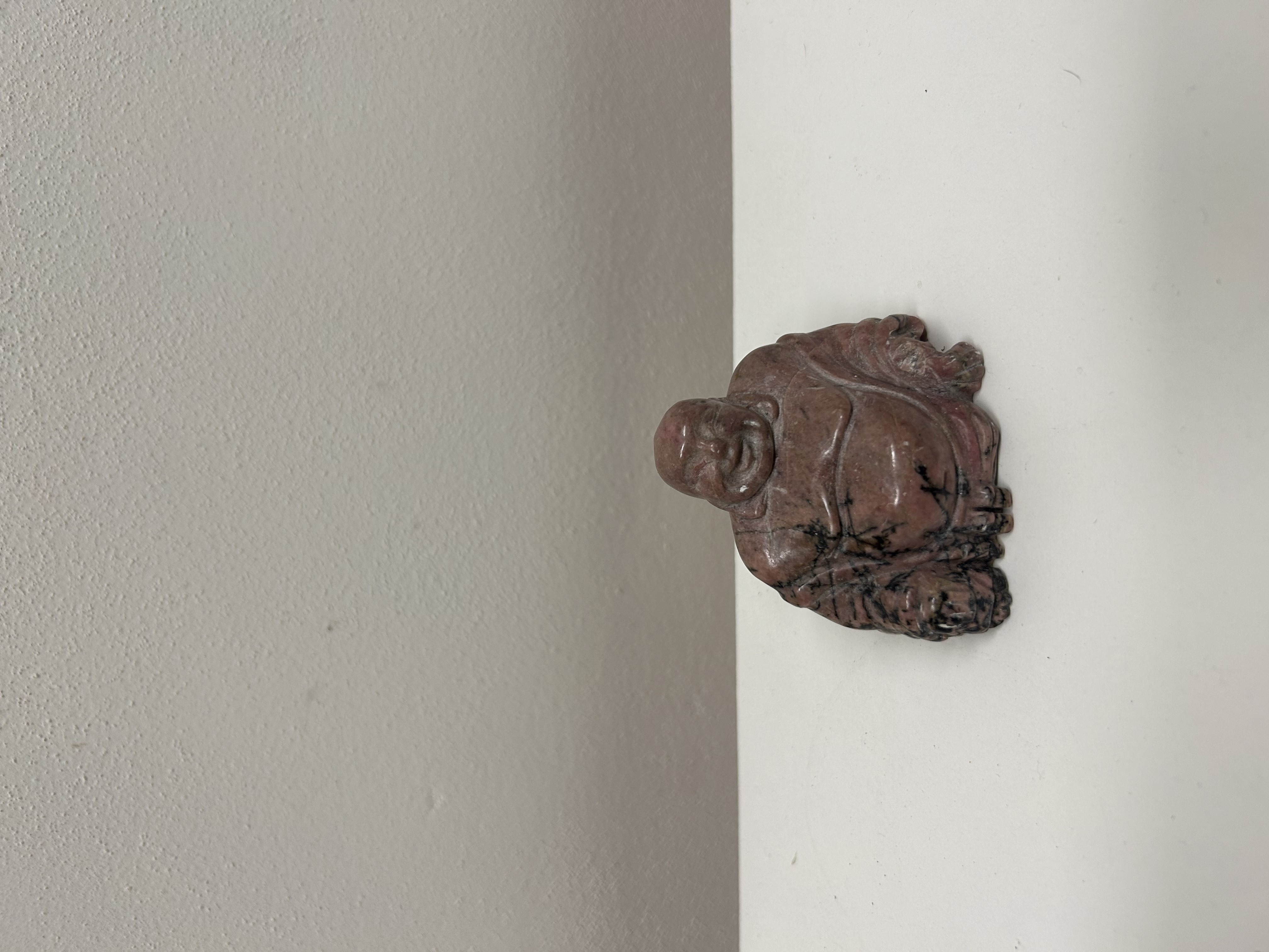 Sedící Buddha — rhodonit