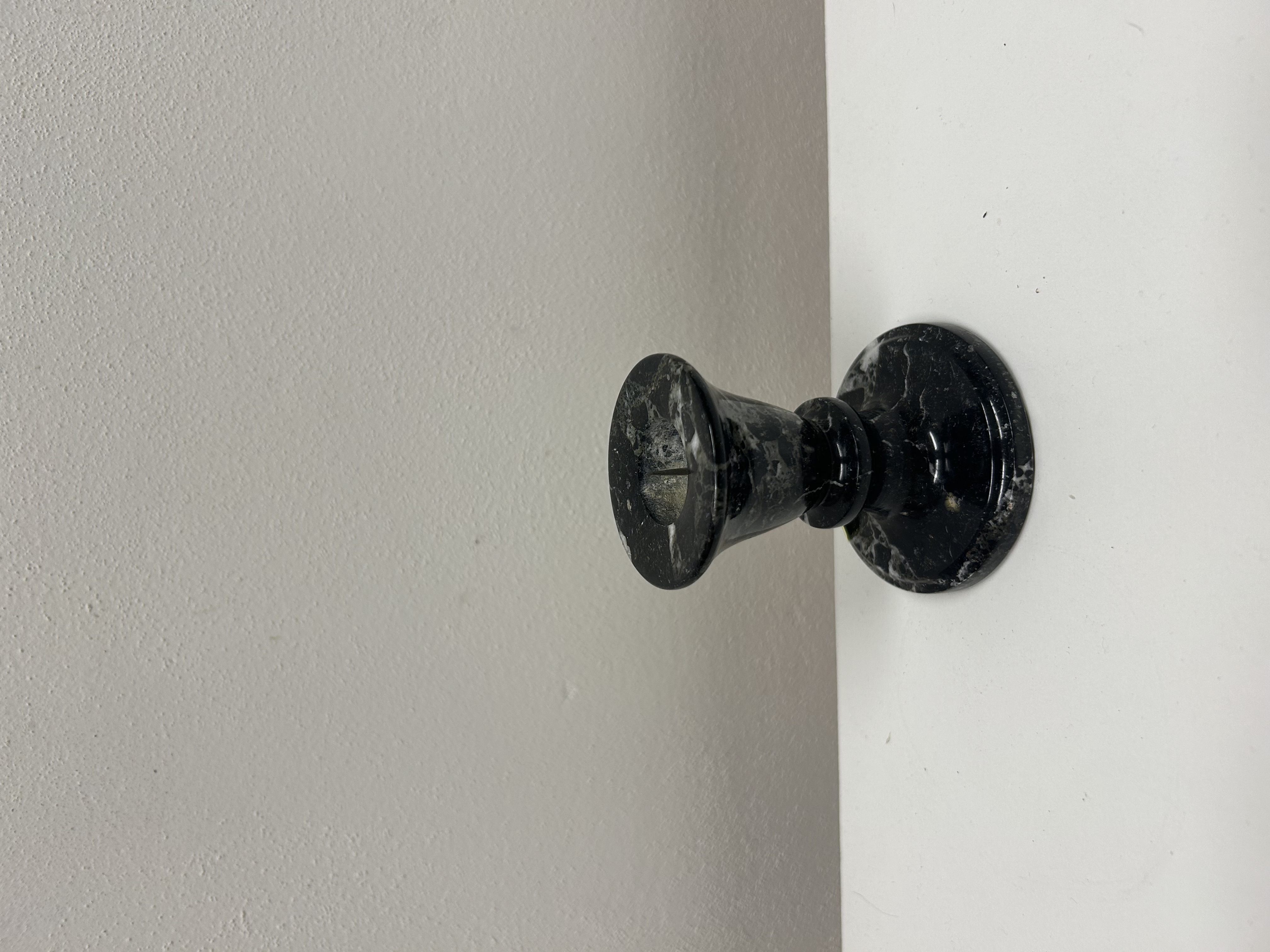 Svícen — černý mramor