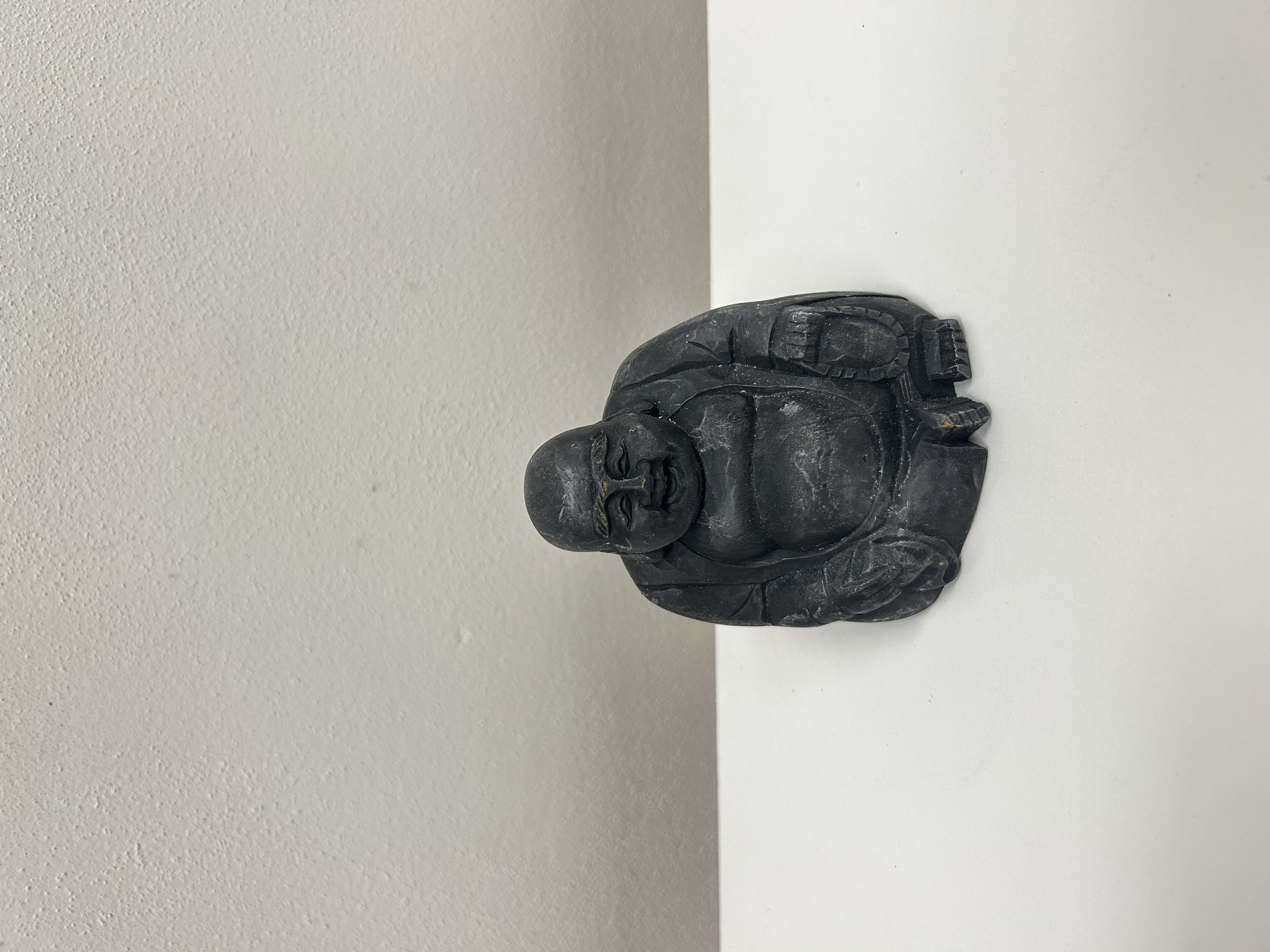 Sedící Buddha — černý kámen