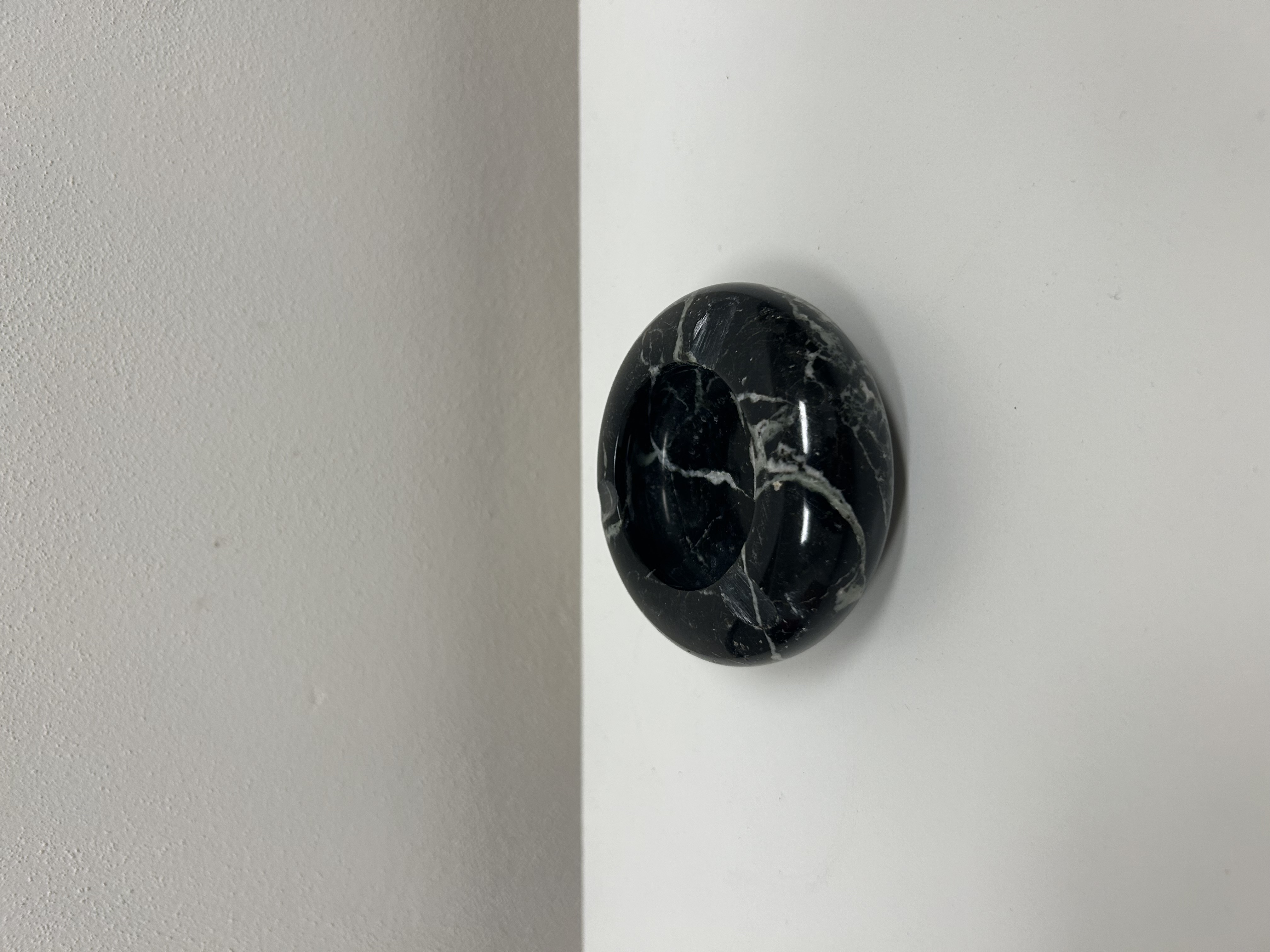 Mramorový popelník — černý