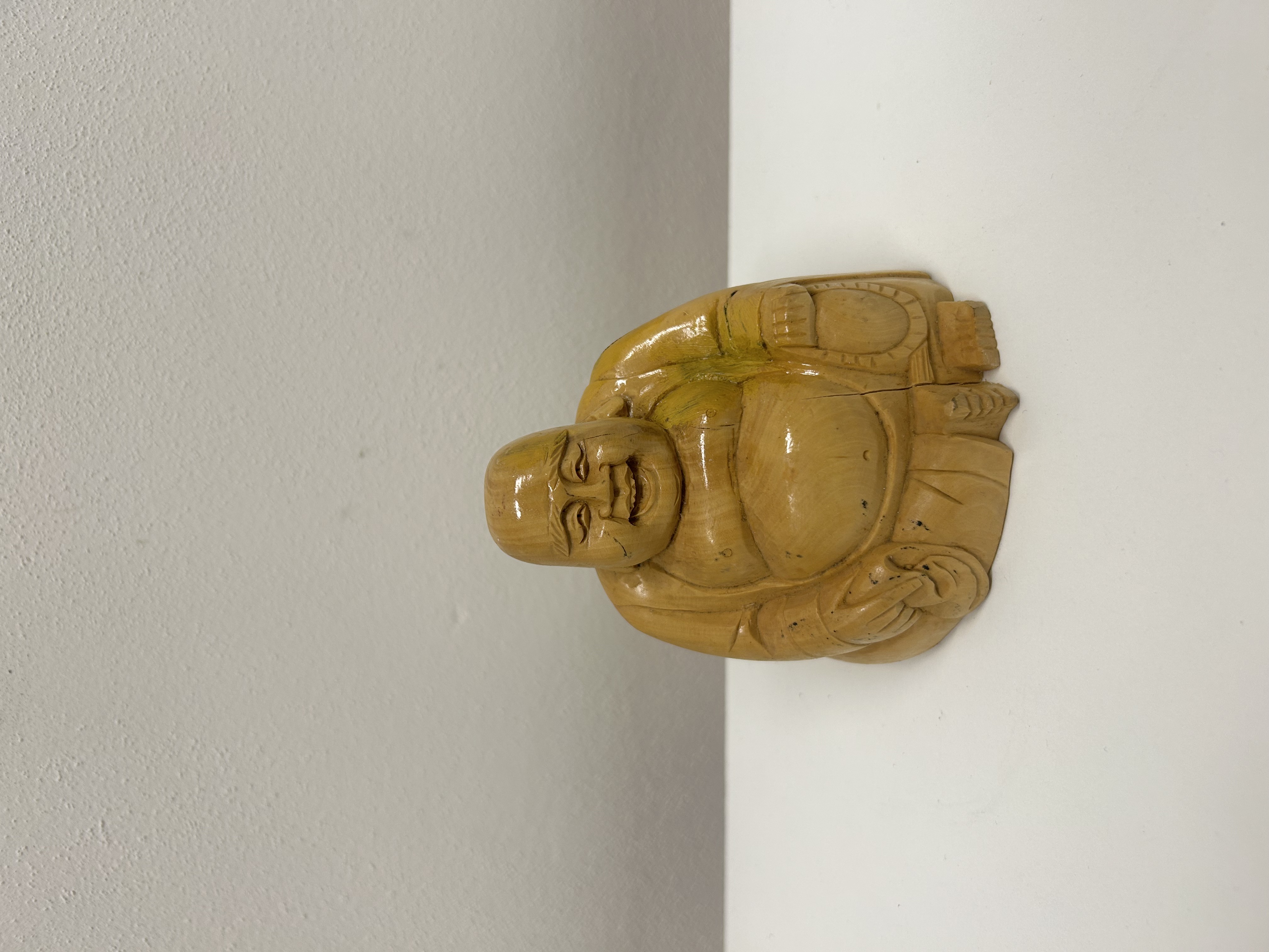Sedící Buddha — světlé dřevo