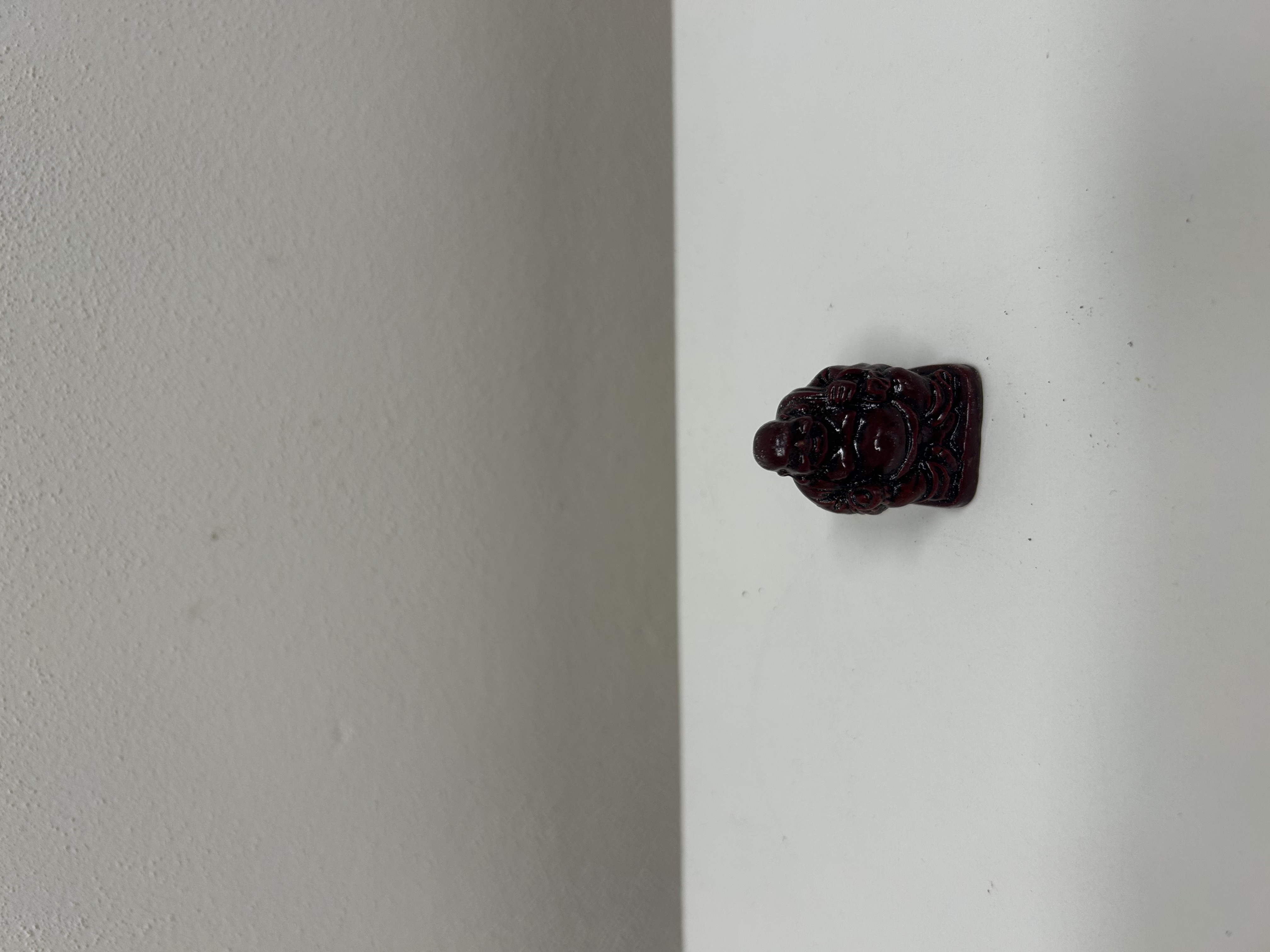 Miniaturní Buddha — červená pryskyřice