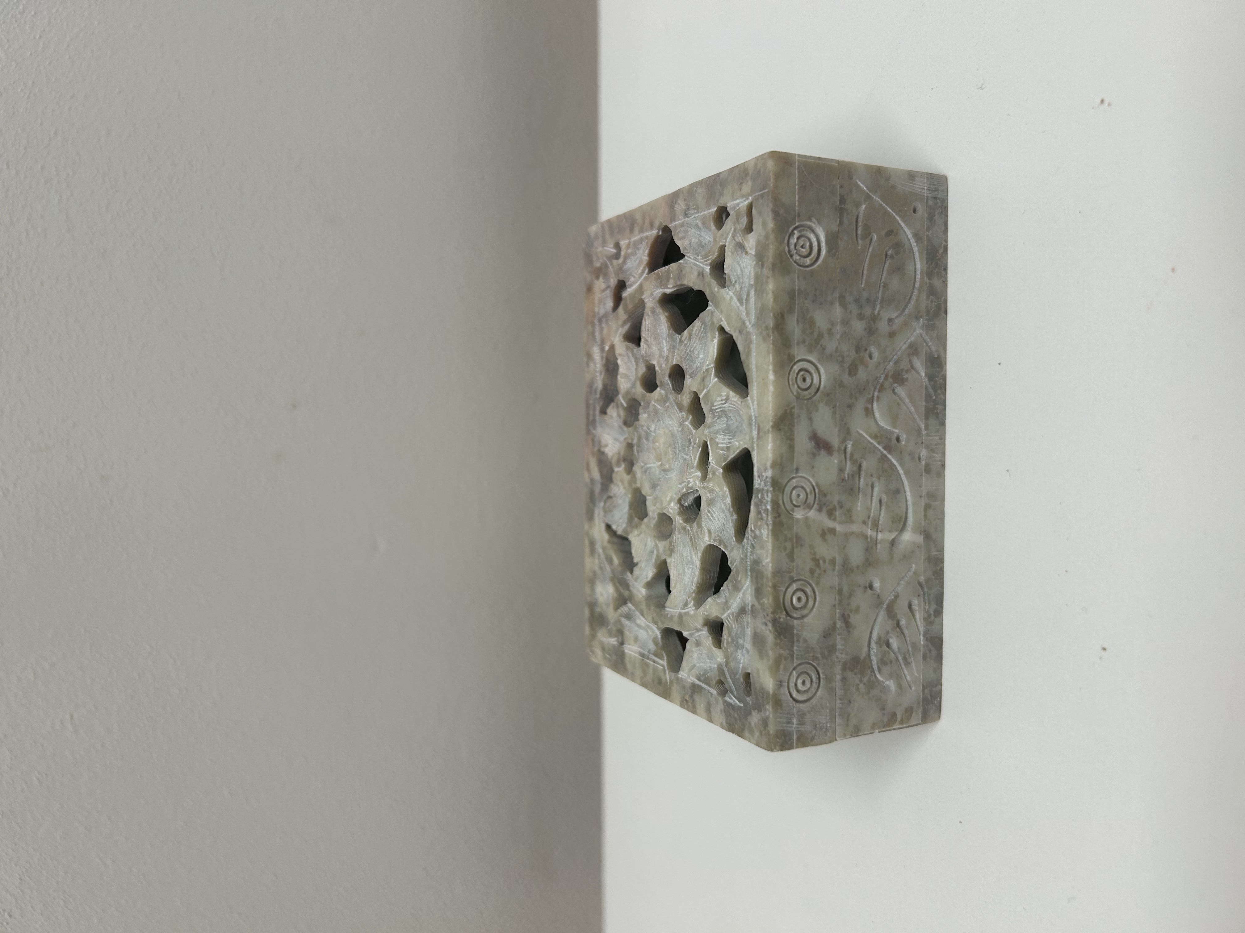 Kamenná škatulka s filigránovým víkem