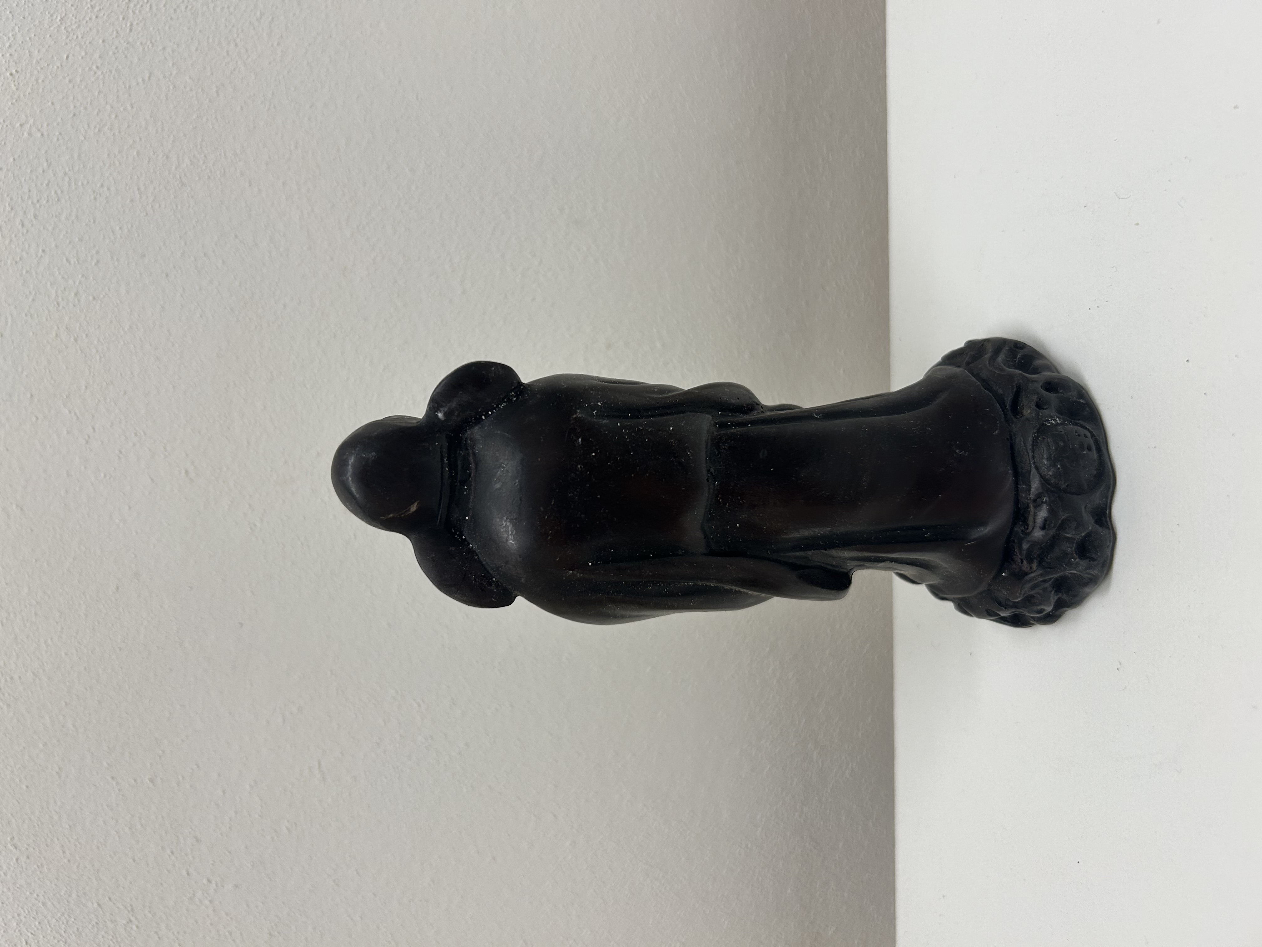 Černá socha čínského mudrce s dítětem