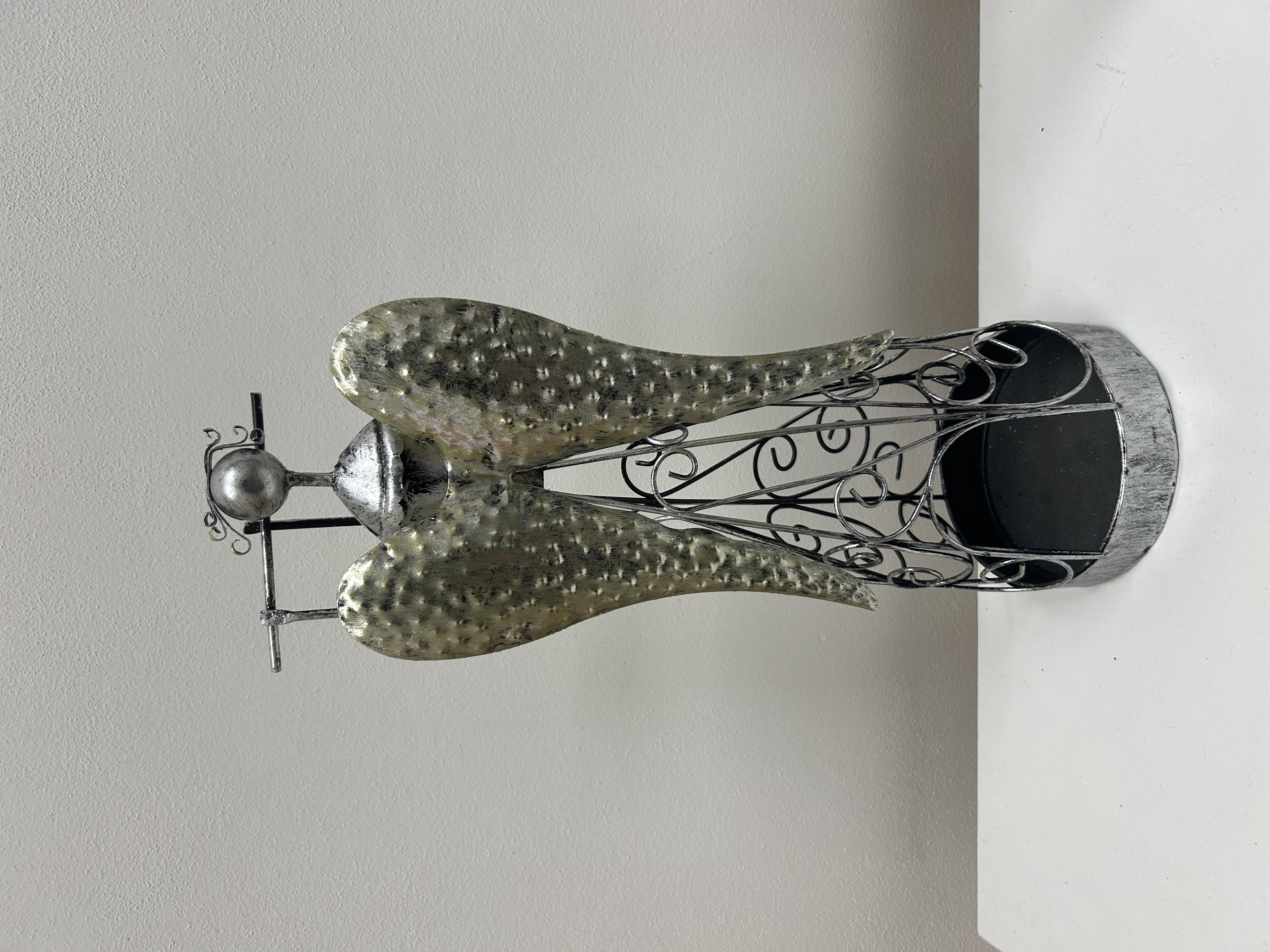 Kovový andílek — svícen na čajovou svíčku