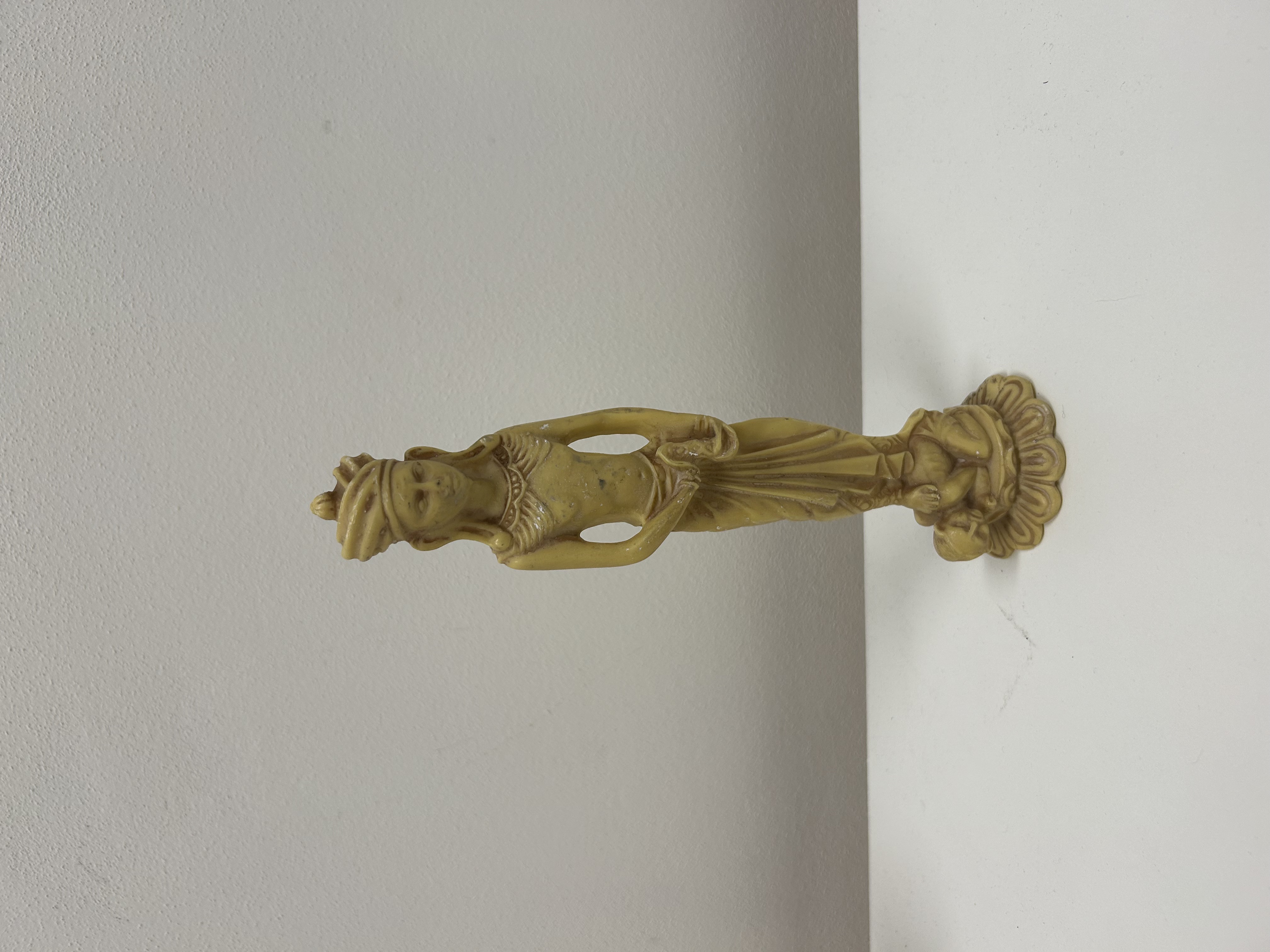 Stojící božstvo — pryskyřice, krémová patina