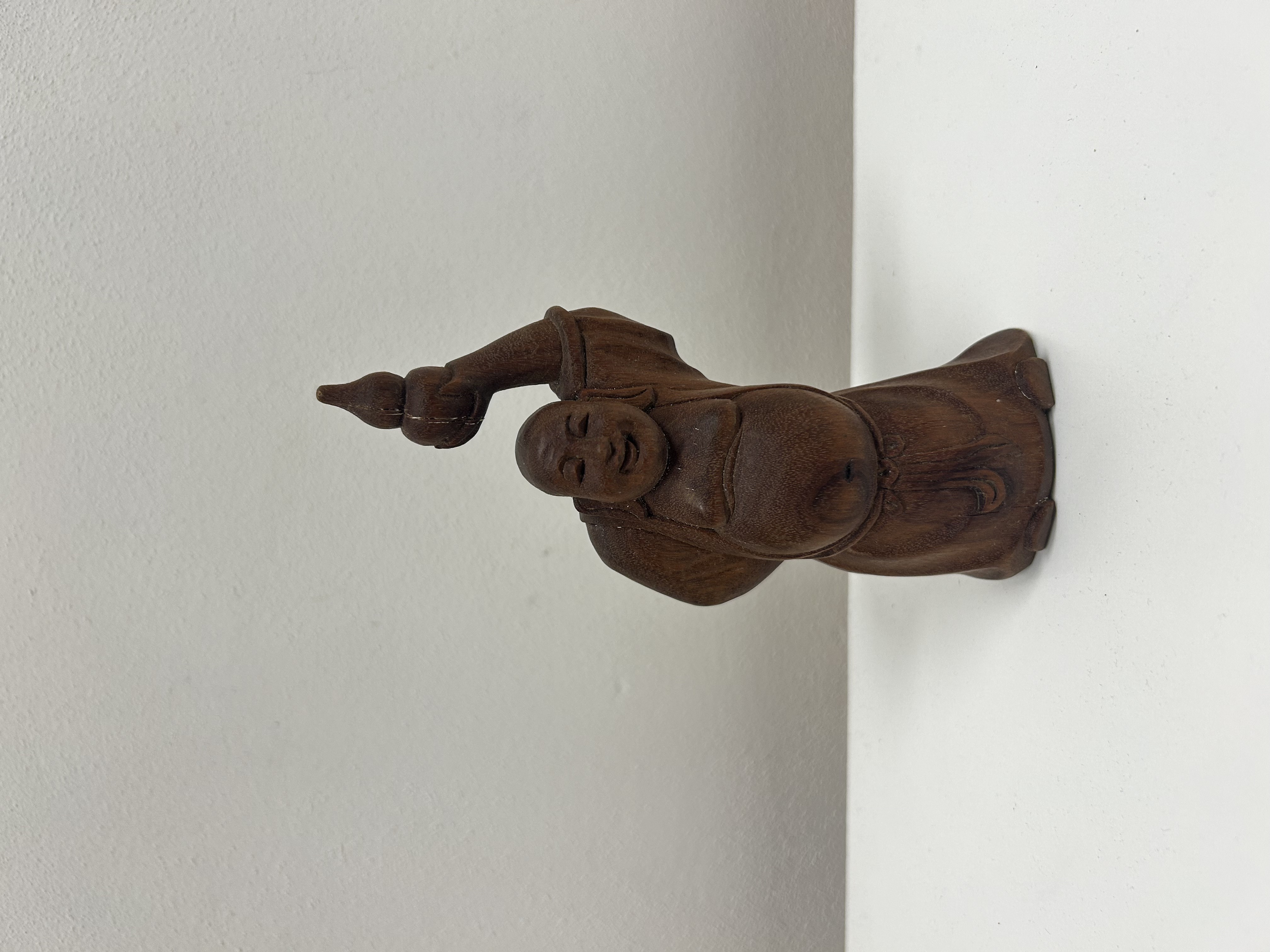 Smějící se Buddha s tykví — tmavé dřevo