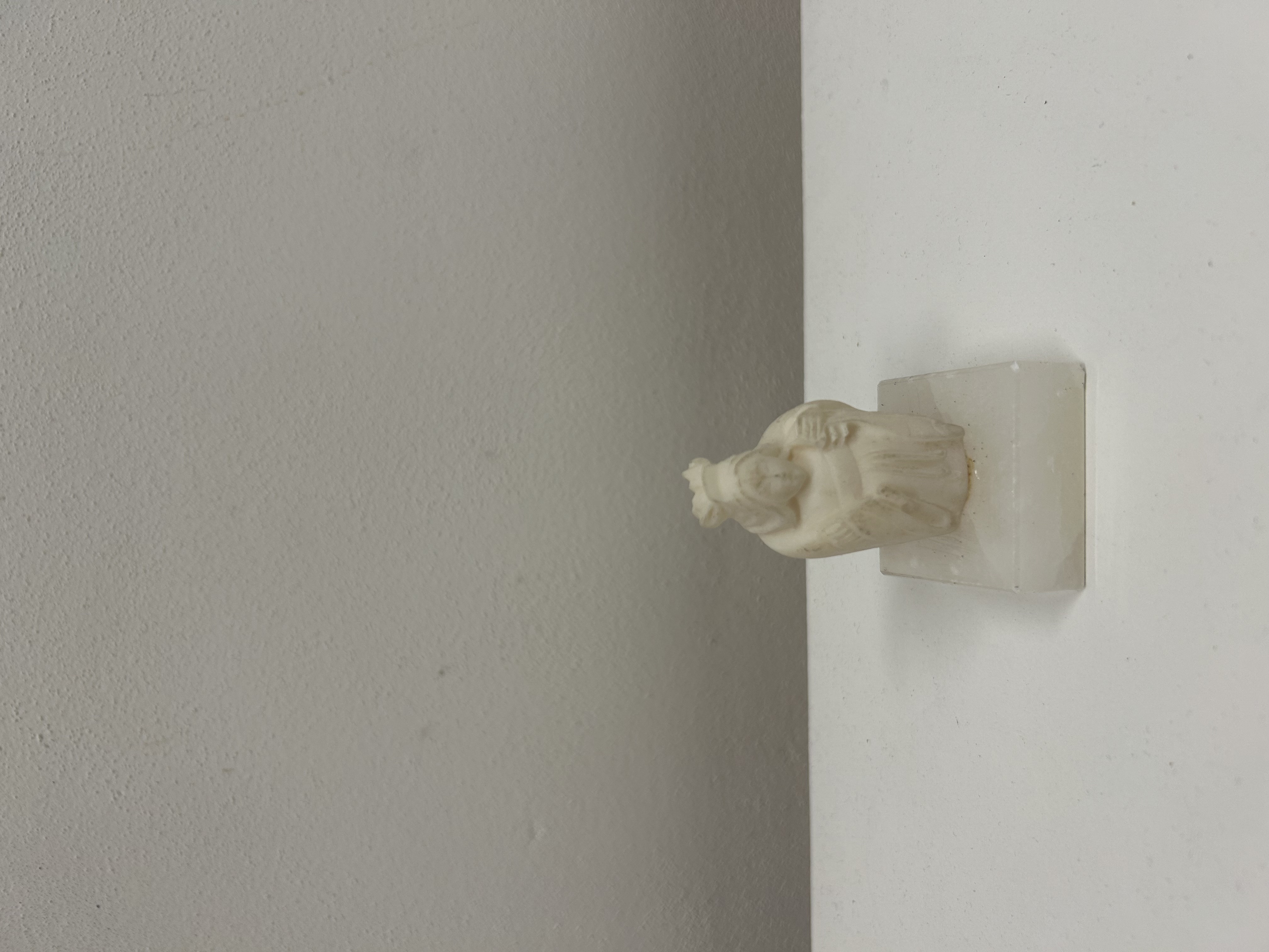 Miniaturní figurka mudrce — alabastr