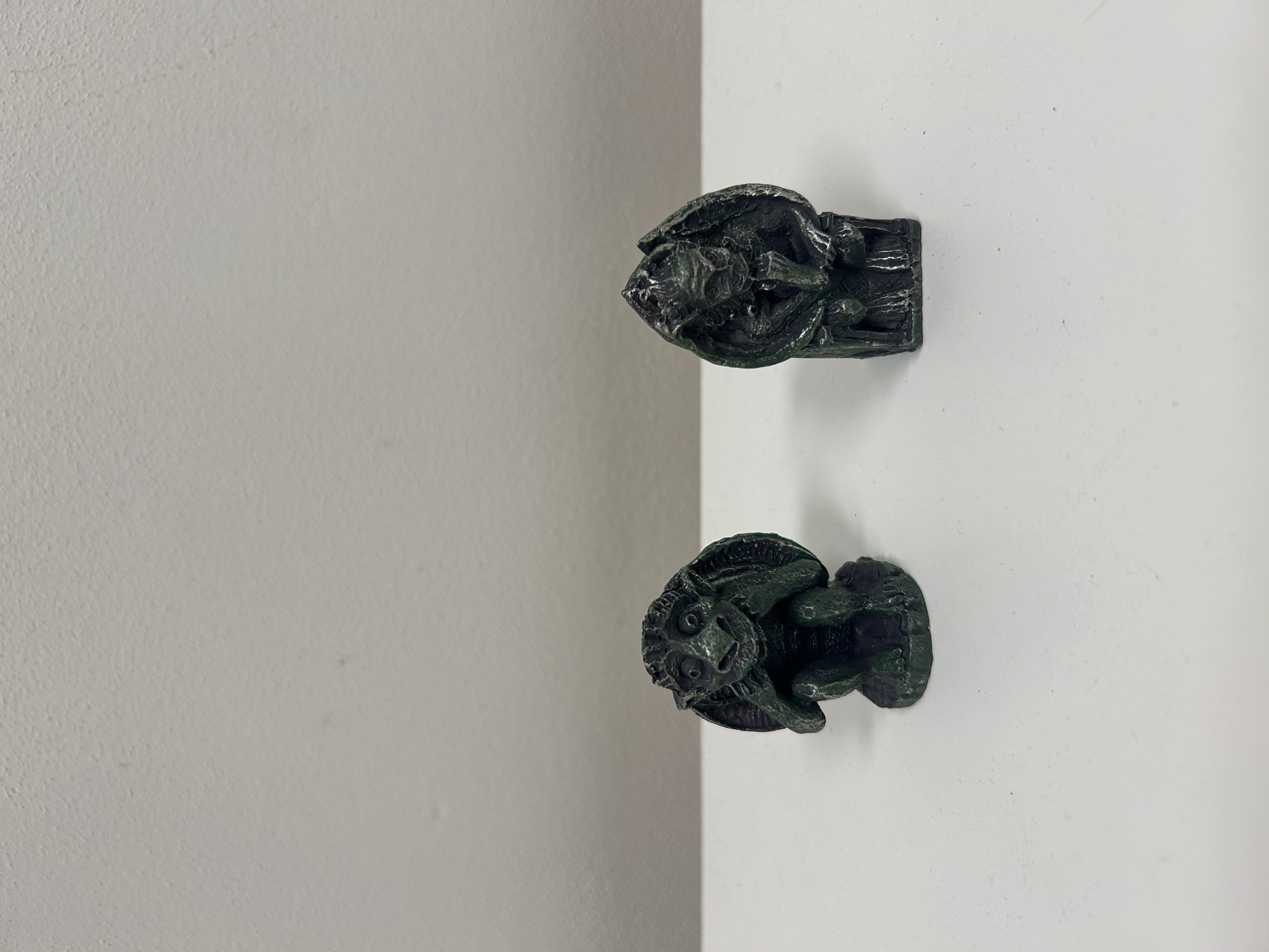 Dvojice gargoylů — tmavě zelená patina