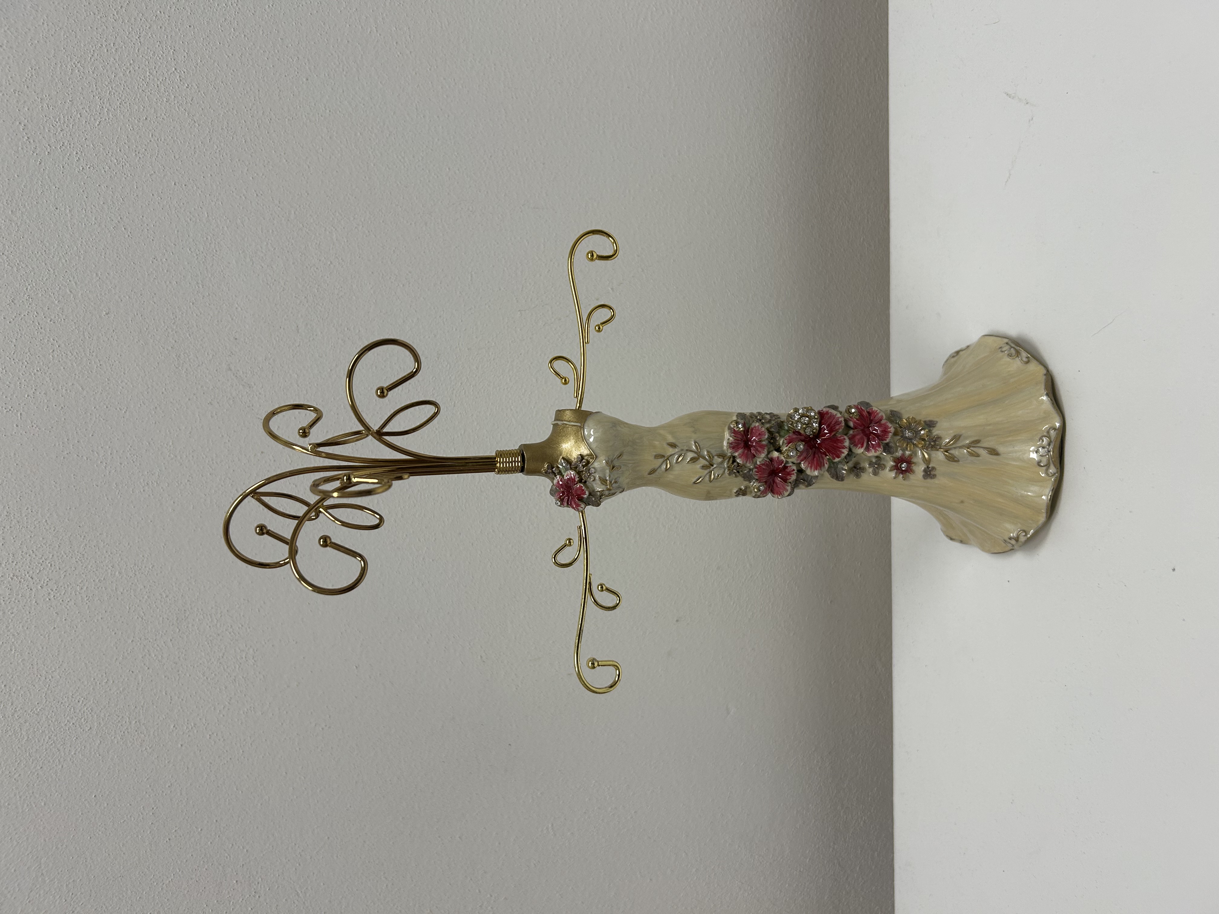 Stojan na šperky — porcelánová figurína