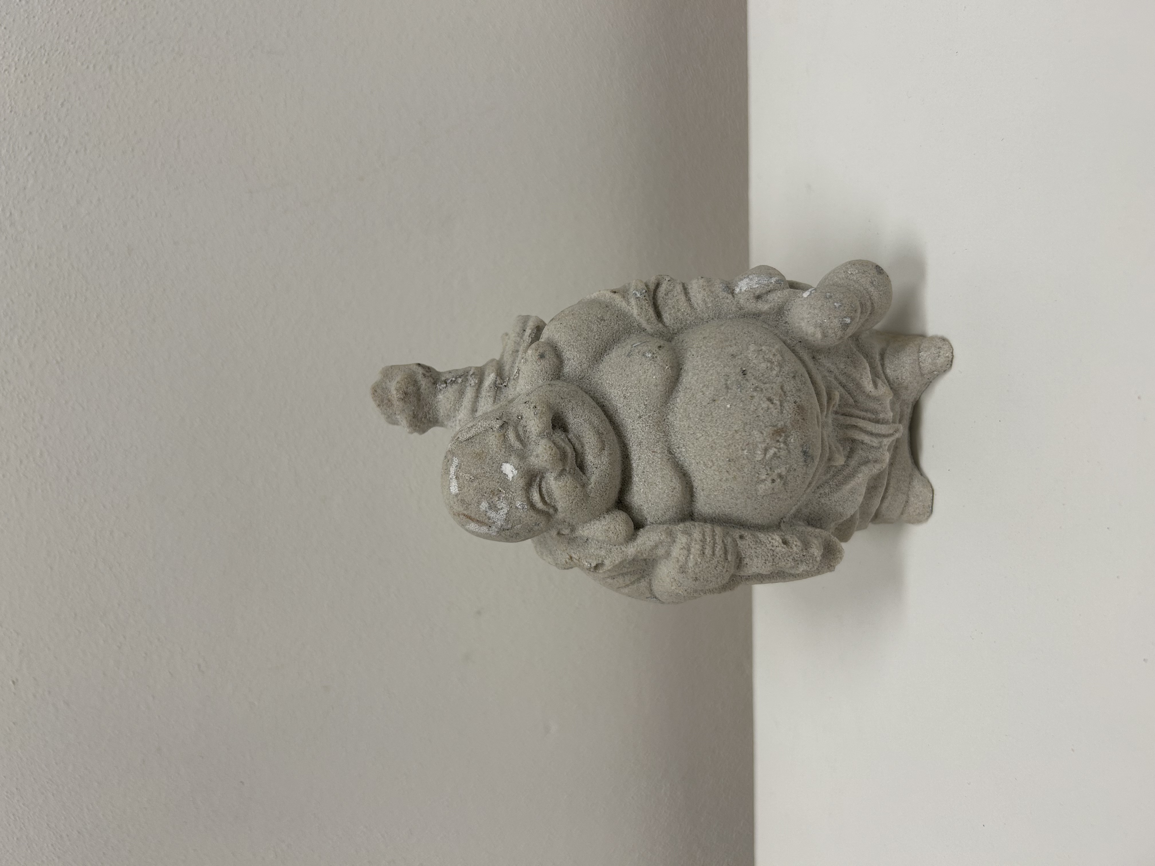 Smějící se Buddha — pískovcová textura