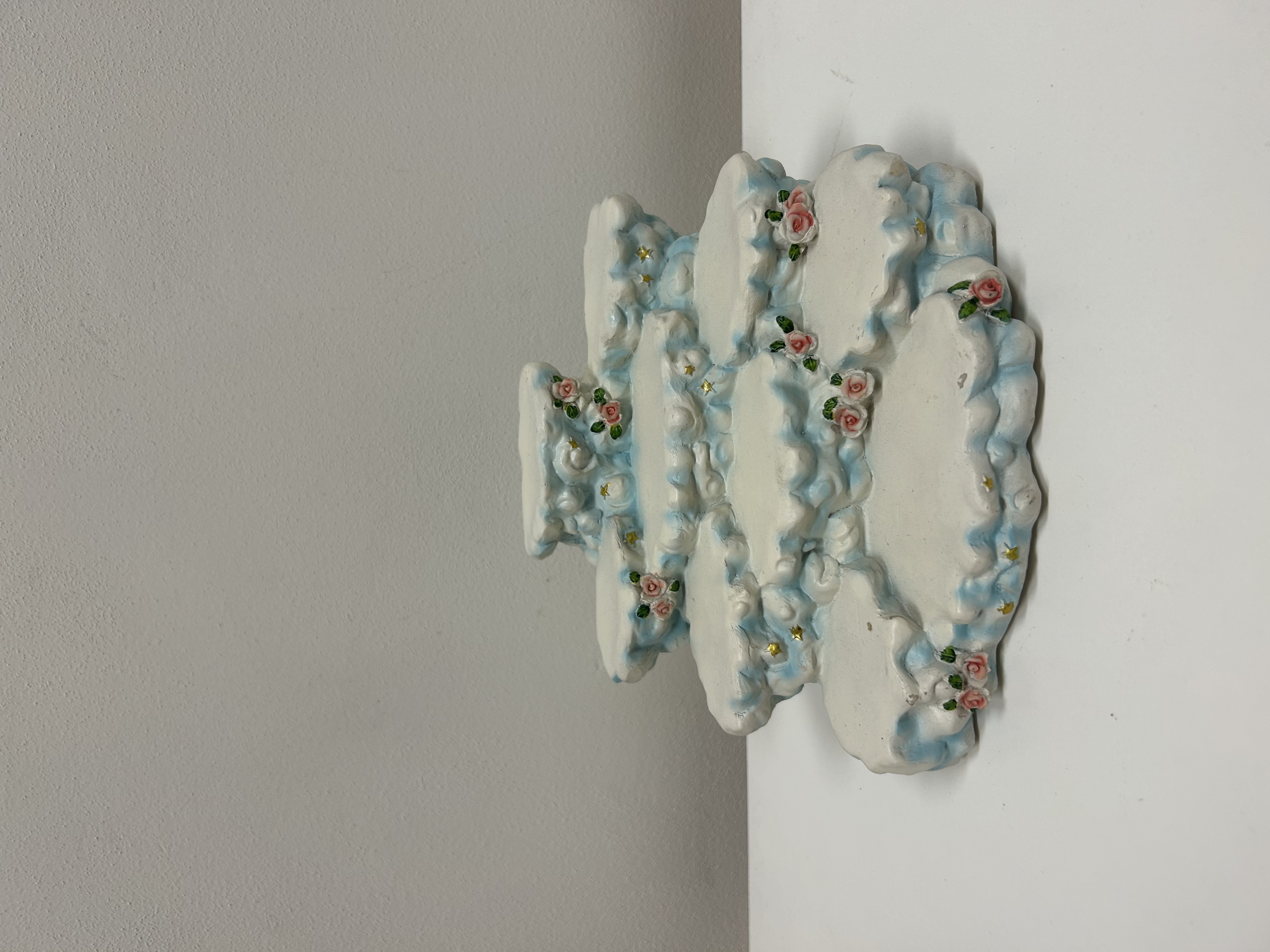 Stupňovitý stojan na figurky — bílý s růžičkami