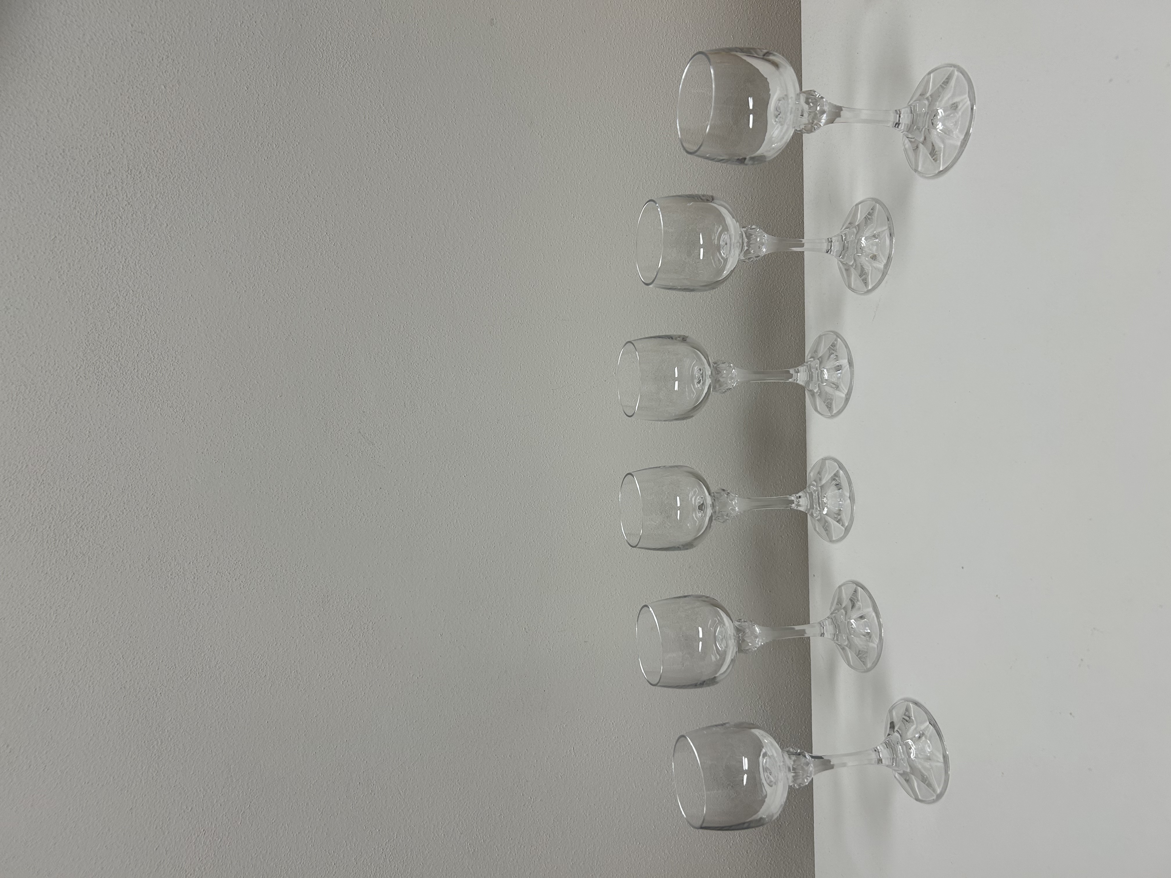 Křišťálová sklenička na víno s broušeným nodus