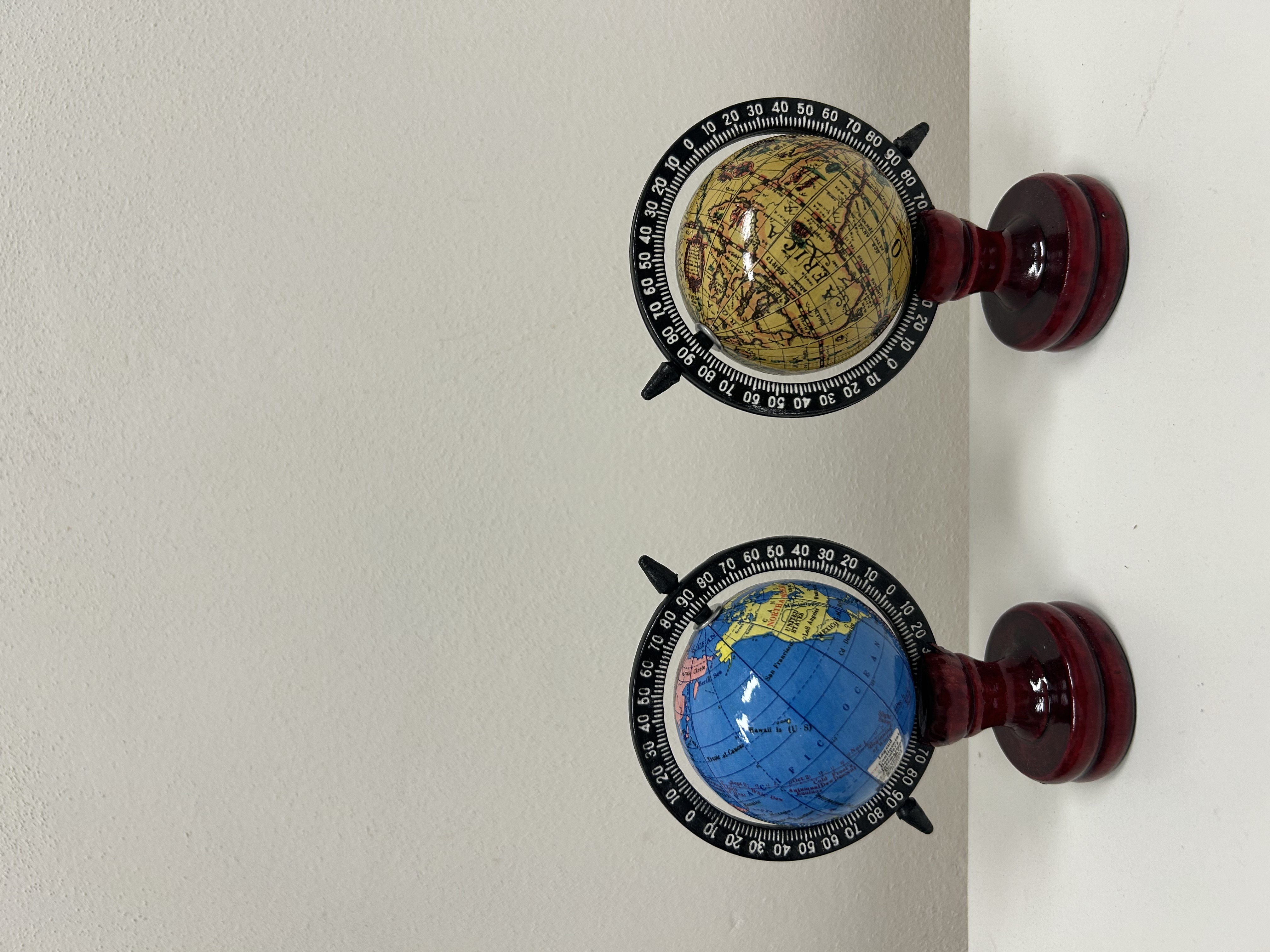 Miniaturní dekorativní globus na dřevěném podstavci