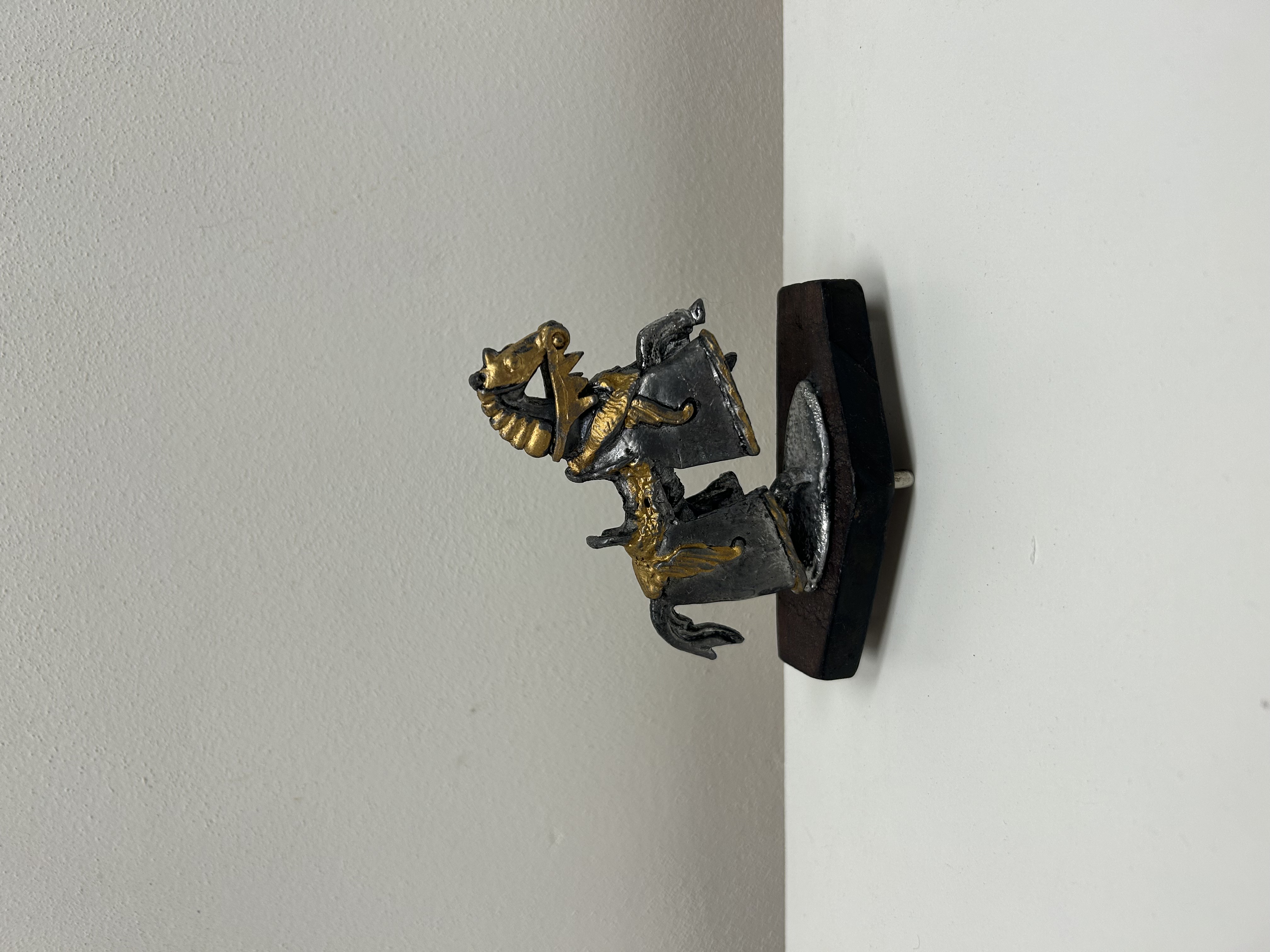 Středověký válečný kůň — kov, zlato-stříbrná patina