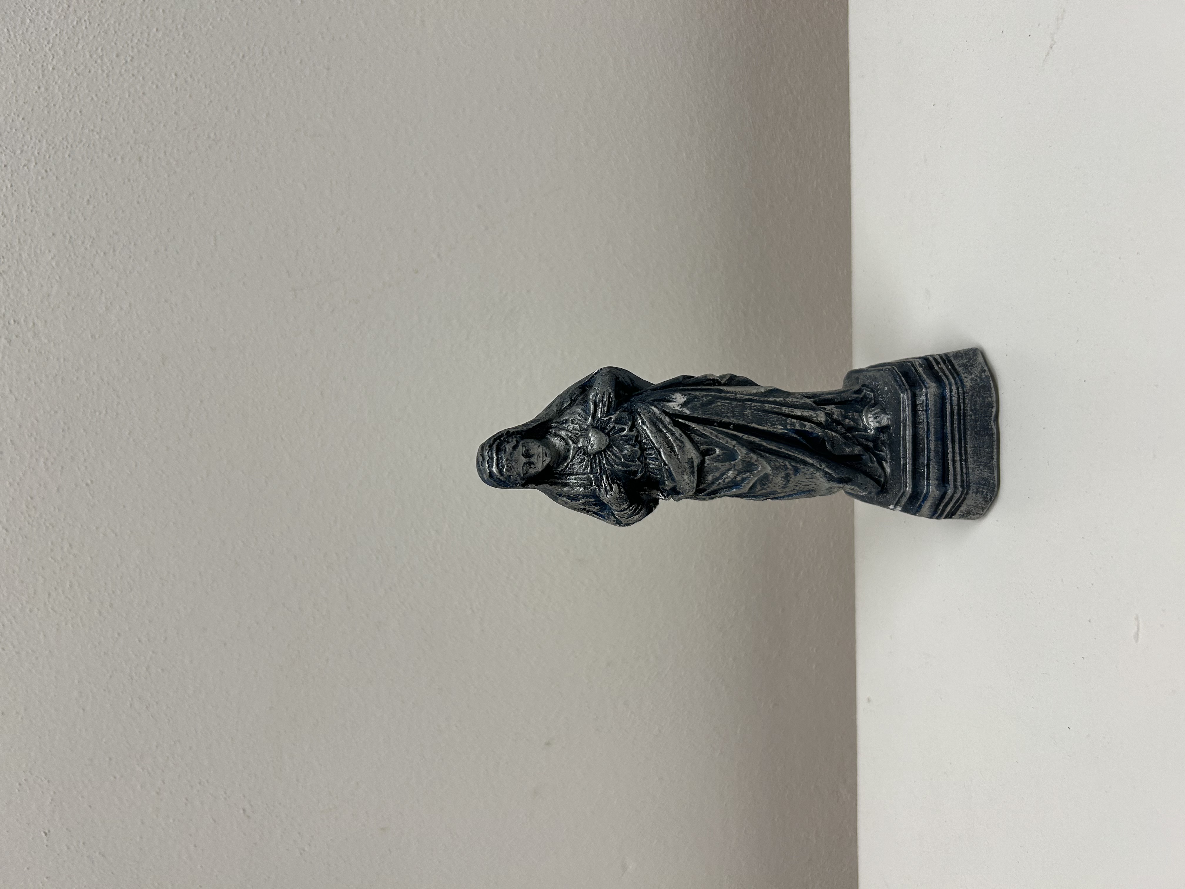 Panna Maria — tmavá kovová patina