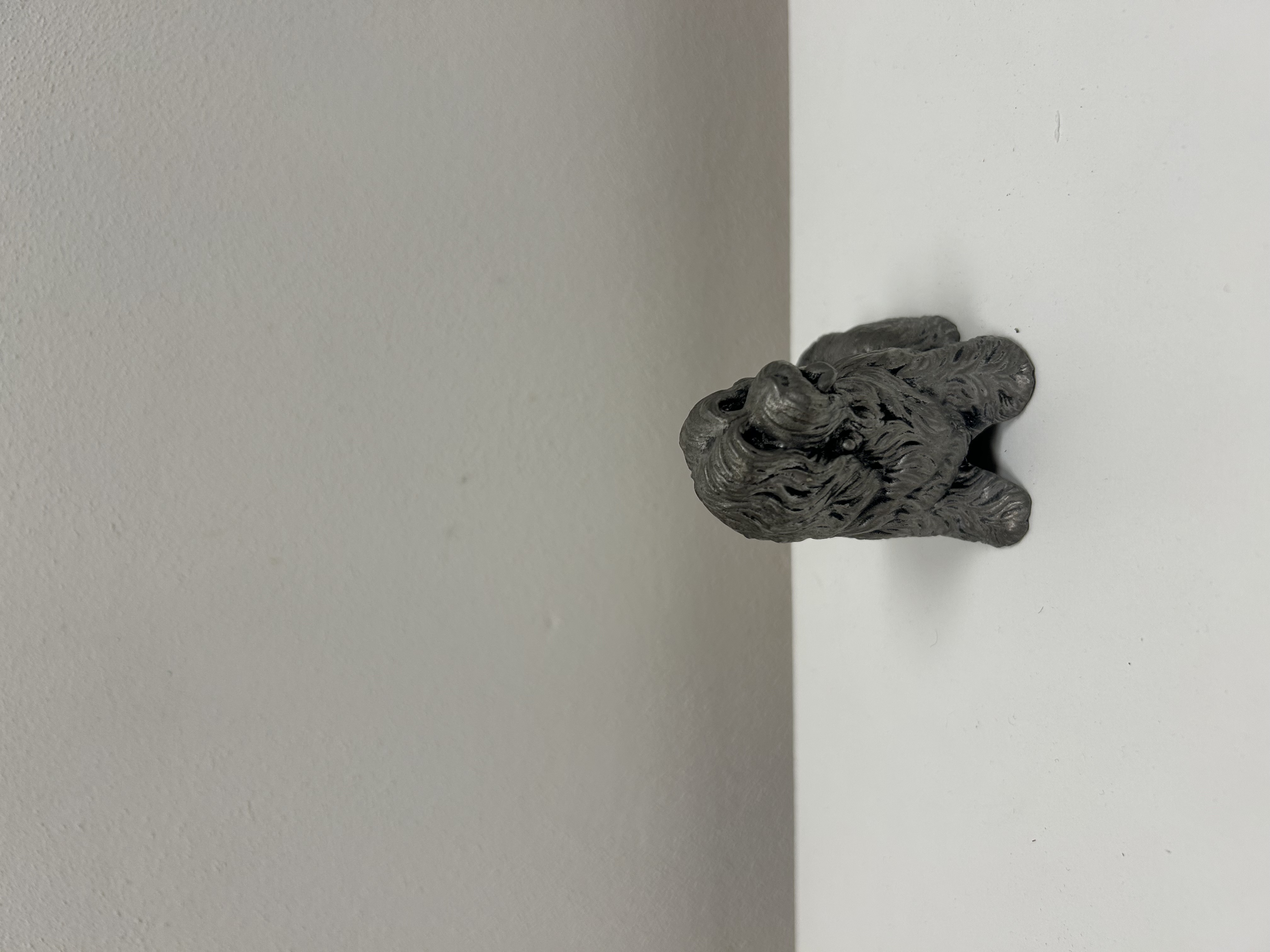 Sedící pes — těžká kovová figurka