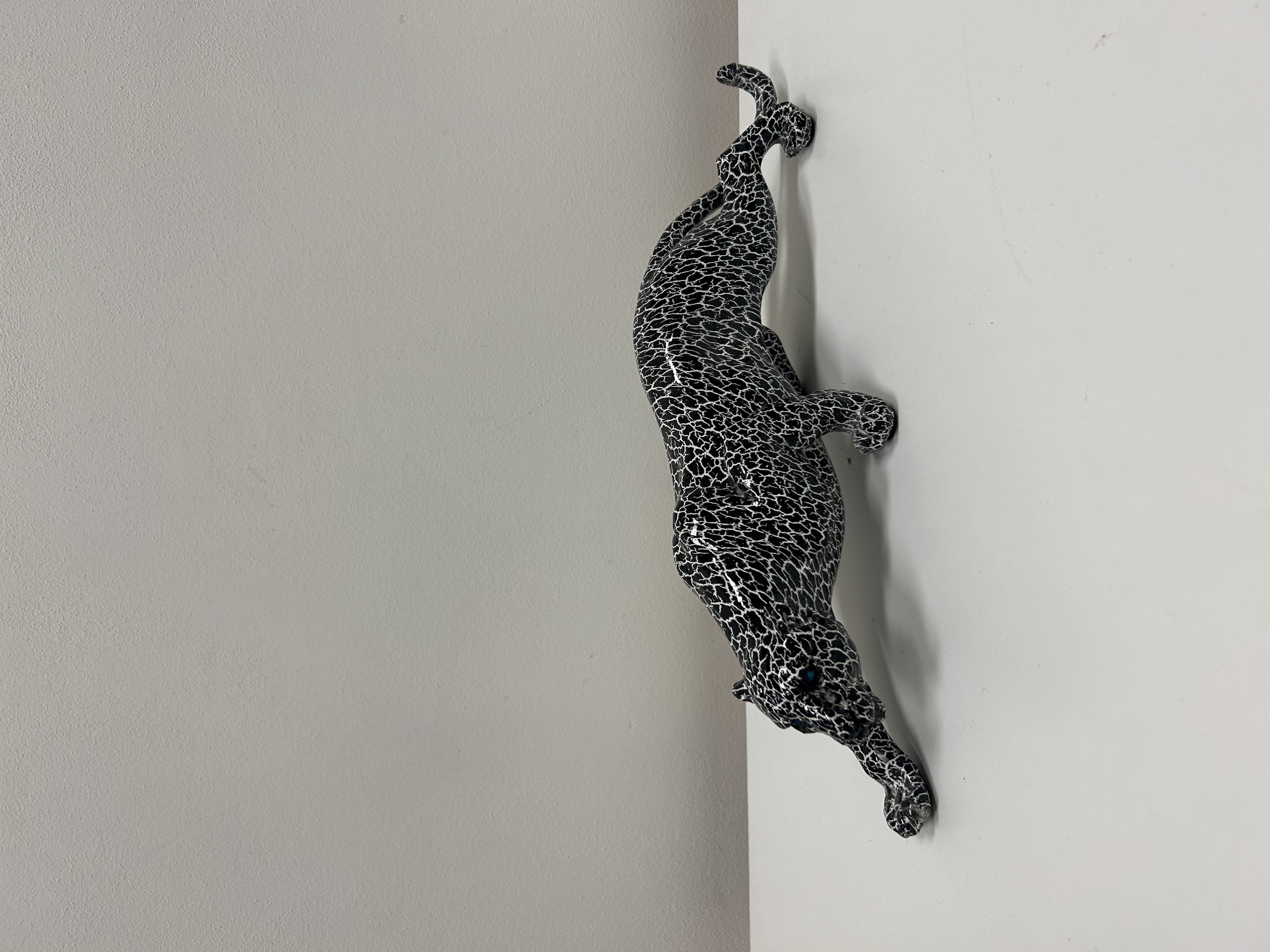 Plazící se leopard — krakelovaný lak